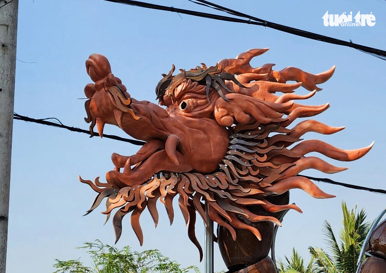 The dragons’ heads are sculpted out of clay using traditional methods by artisans of the Tuong Binh Hiep Craft Village in Binh Duong Province, southern Vietnam, January 24, 2023. Photo: Ba Son / Tuoi Tre