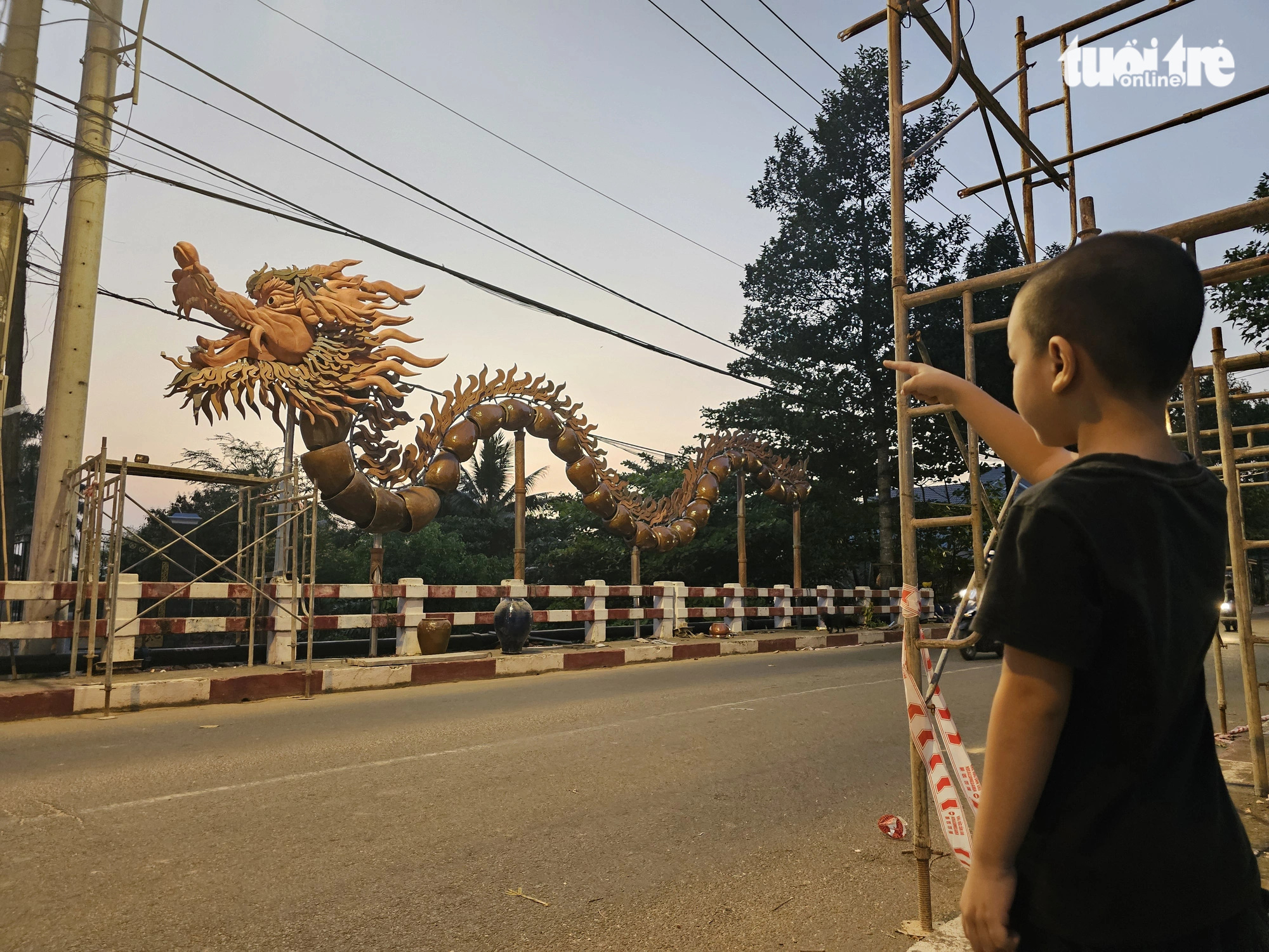 A local boy gazes excitedly at the ceramic dragons still under construction in Binh Duong Province, southern Vietnam, January 24, 2023. Photo: Ba Son / Tuoi Tre