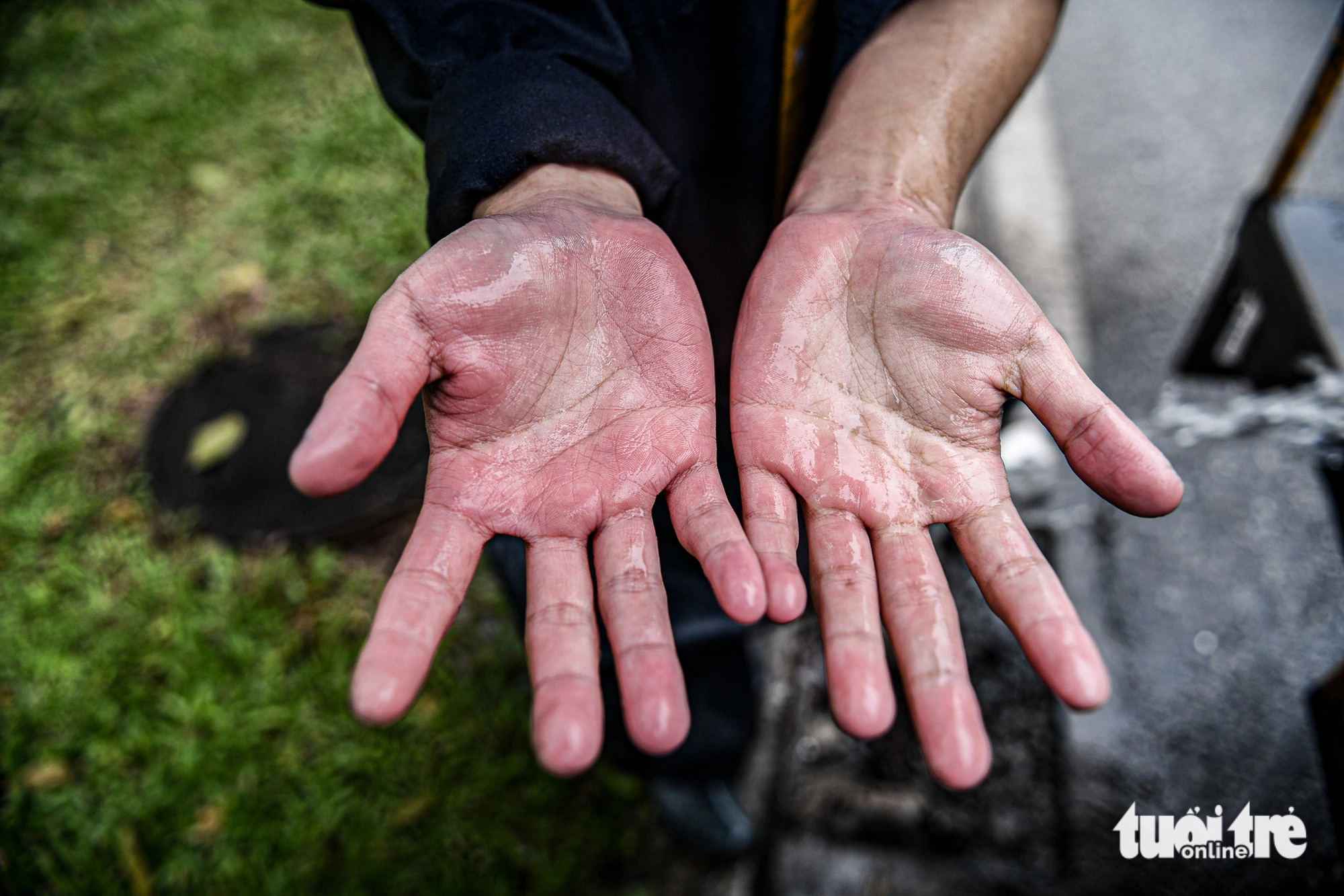 The skin turns reddened and the hands chill after hours of immersion in cold wastewater. Photo: Nam Tran / Tuoi Tre