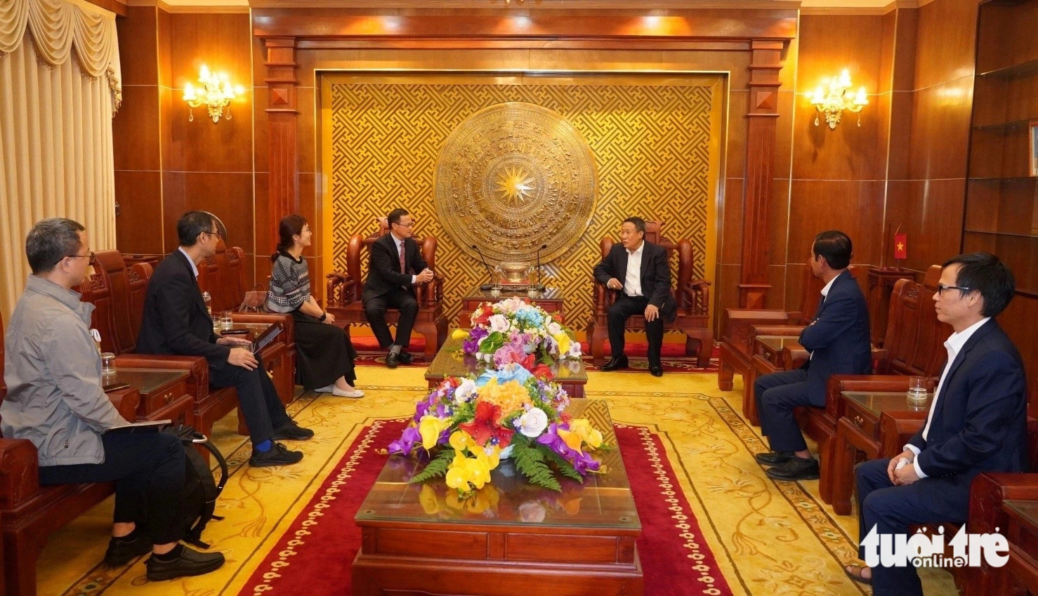 Ha Sy Dong (R, 3rd), vice-chairman of the administration of Quang Tri Province, central Vietnam, hosts a reception for representatives of Power Generation Corporation 2 and China Southern Power Grid Company. Photo: Quang Ha / Tuoi Tre