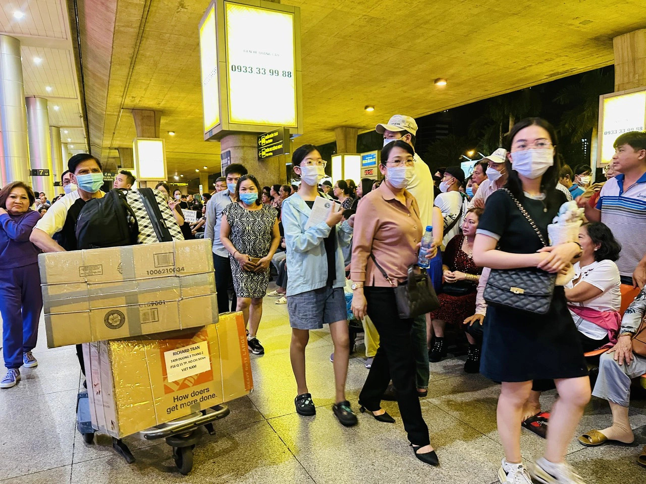 Passengers crowd a local airport in Vietnam. Photo: Cong Trung / Tuoi Tre