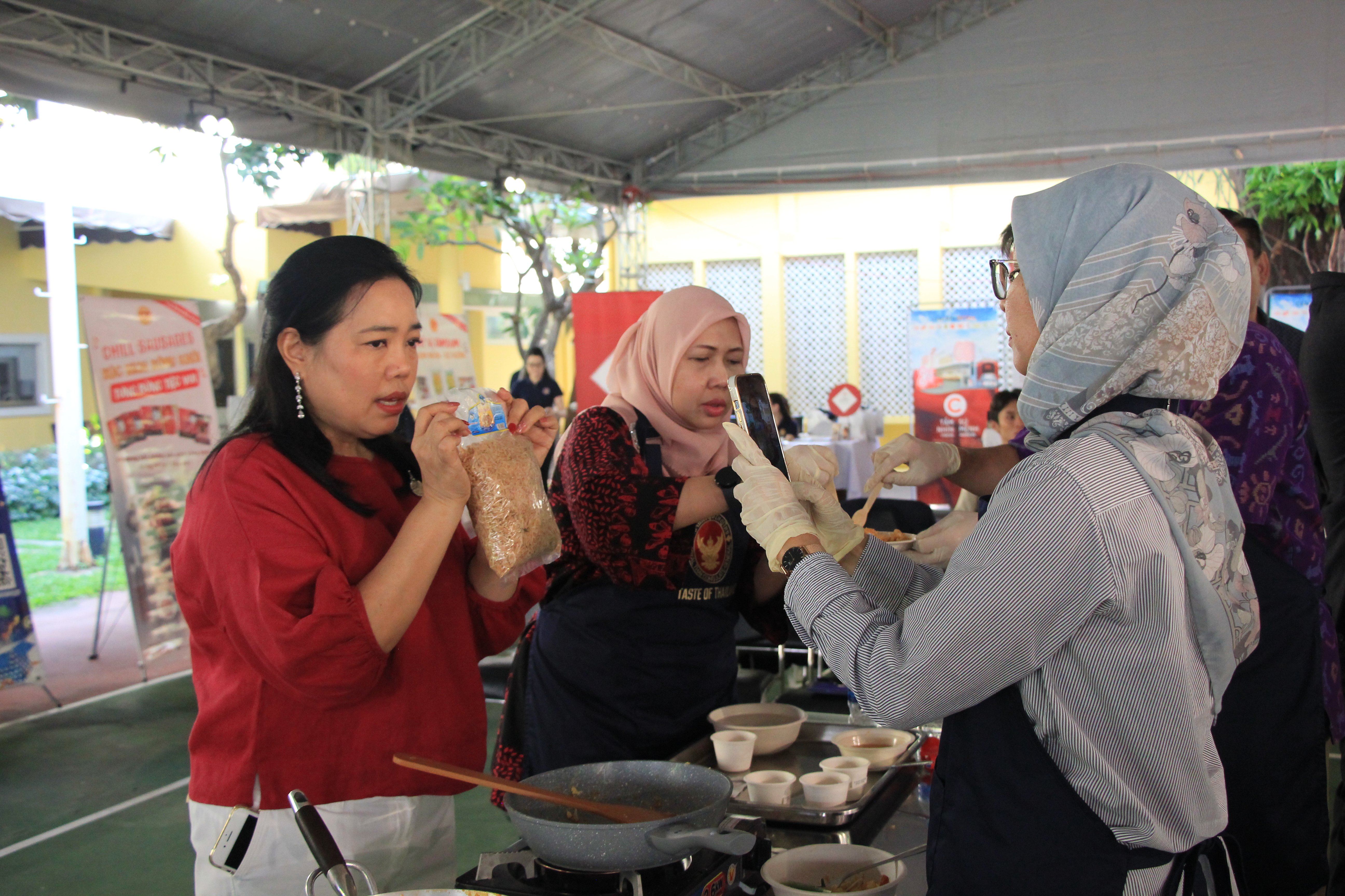 Thai Consul General in Ho Chi Minh City Wiraka Moodhitaporn (left) to showcase the made-in-Vietnam dried shrimps to the partcipants at the cooking class at the Royal Thai Consulate-General in Ho Chi Minh City on January 27, 2024. Photo: Dong Nguyen / Tuoi Tre News