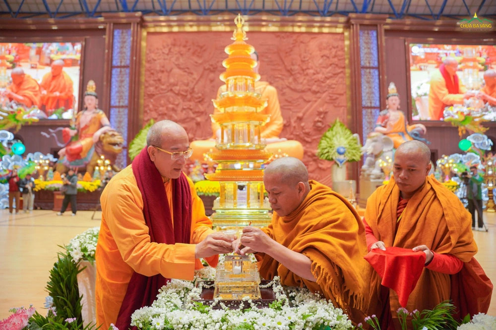 Abbot of Vietnamese pagoda fined over $300 for unauthorized display of ‘Buddha hair sarira’