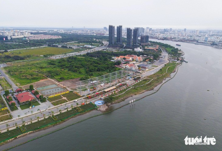 A 20-hectare park in the Thu Thiem New Urban Area in Thu Duc City was put into operation in late December 2023. The park has more than 200 trees, miniatures, paths, benches, and a lighting system. The park has recently attracted a high number of visitors as a sunflower field has been opened there. Photo: Chau Tuan / Tuoi Tre