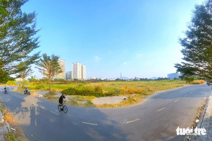 The site for a 3.8-hectare park in Binh Thanh District’s Ward 12 remains unoccupied. Photo: Tien Quoc / Tuoi Tre