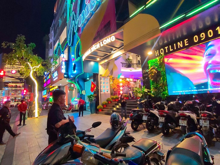 The pavements of the streets have been repaved. Restaurants along the street are allowed to provide vehicle parking services on the pavements, provided that they leave room for pedestrians. Photo: Nhat Xuan / Tuoi Tre
