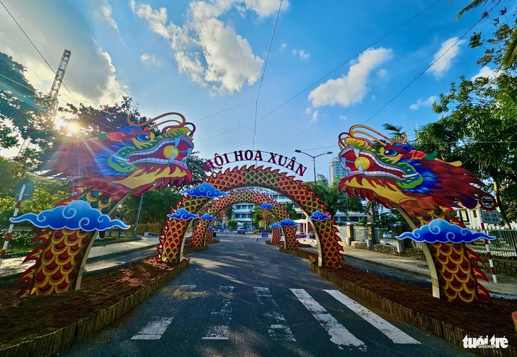 A flower street in Nha Trang City. Photo: Minh Chien / Tuoi Tre