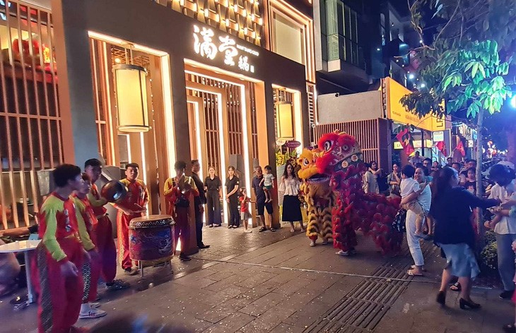 A restaurant opened on Phan Xich Long Food Street on January 27, 2024.
