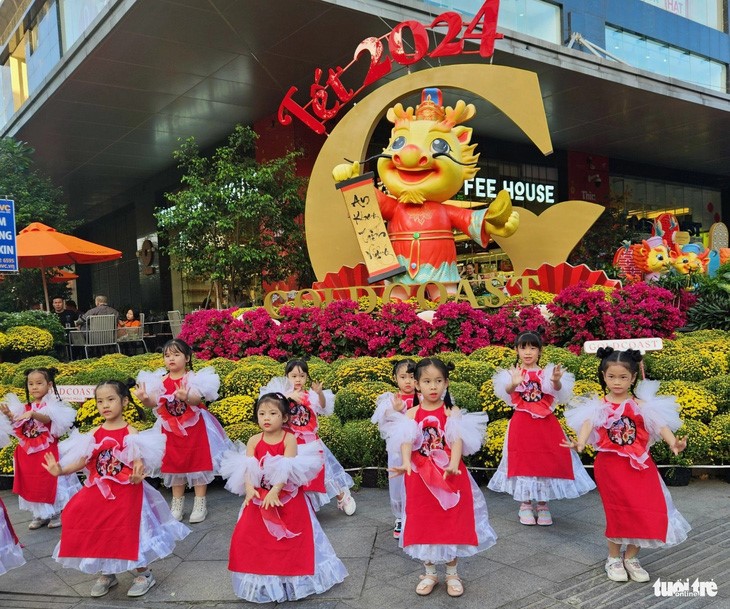 Children perform a music performance in front of a dragon statue in Nha Trang City. Photo: Minh Chien / Tuoi Tre