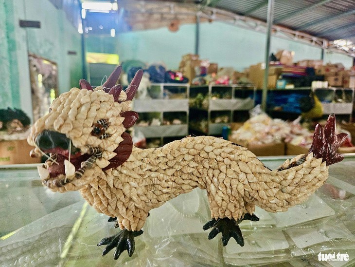 A dragon model made of conch. Photo: Minh Chien / Tuoi Tre