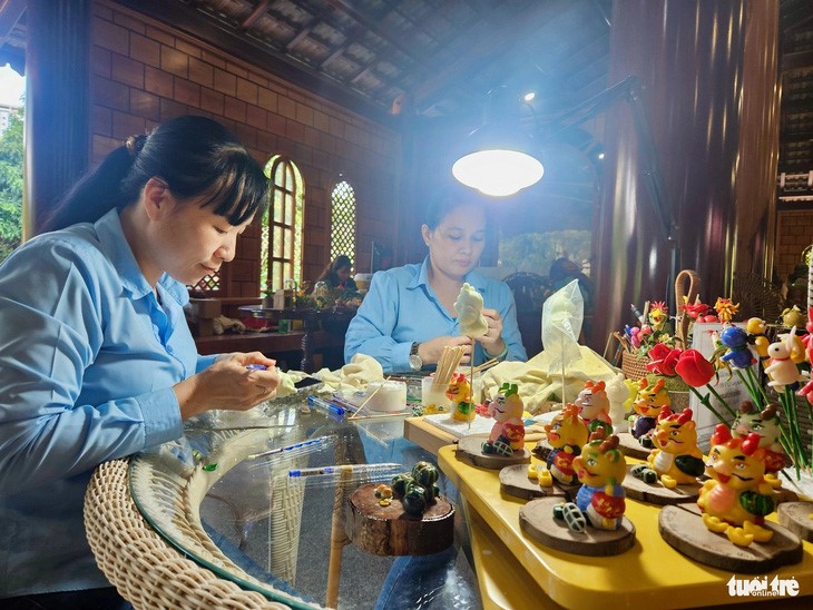 Artisans make small models of dragons from clay. Photo: Minh Chien / Tuoi Tre