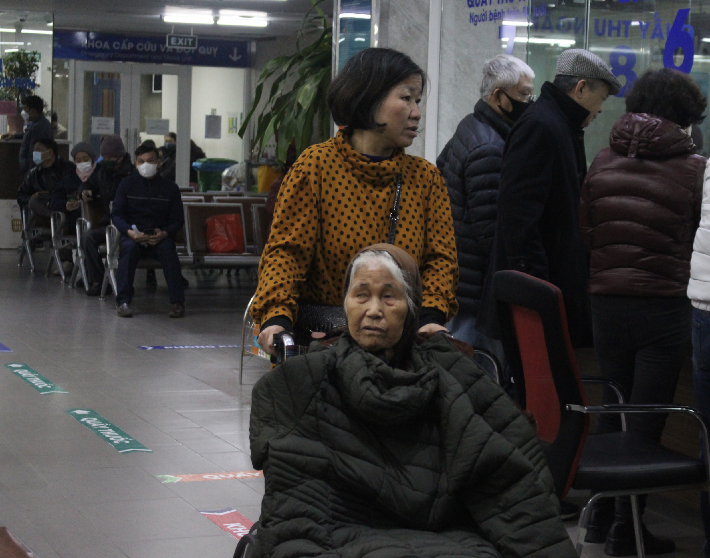 An old woman is taken to the National Geriatric Hospital in Hanoi for a medical checkup and treatment. Photo: Duong Lieu / Tuoi Tre