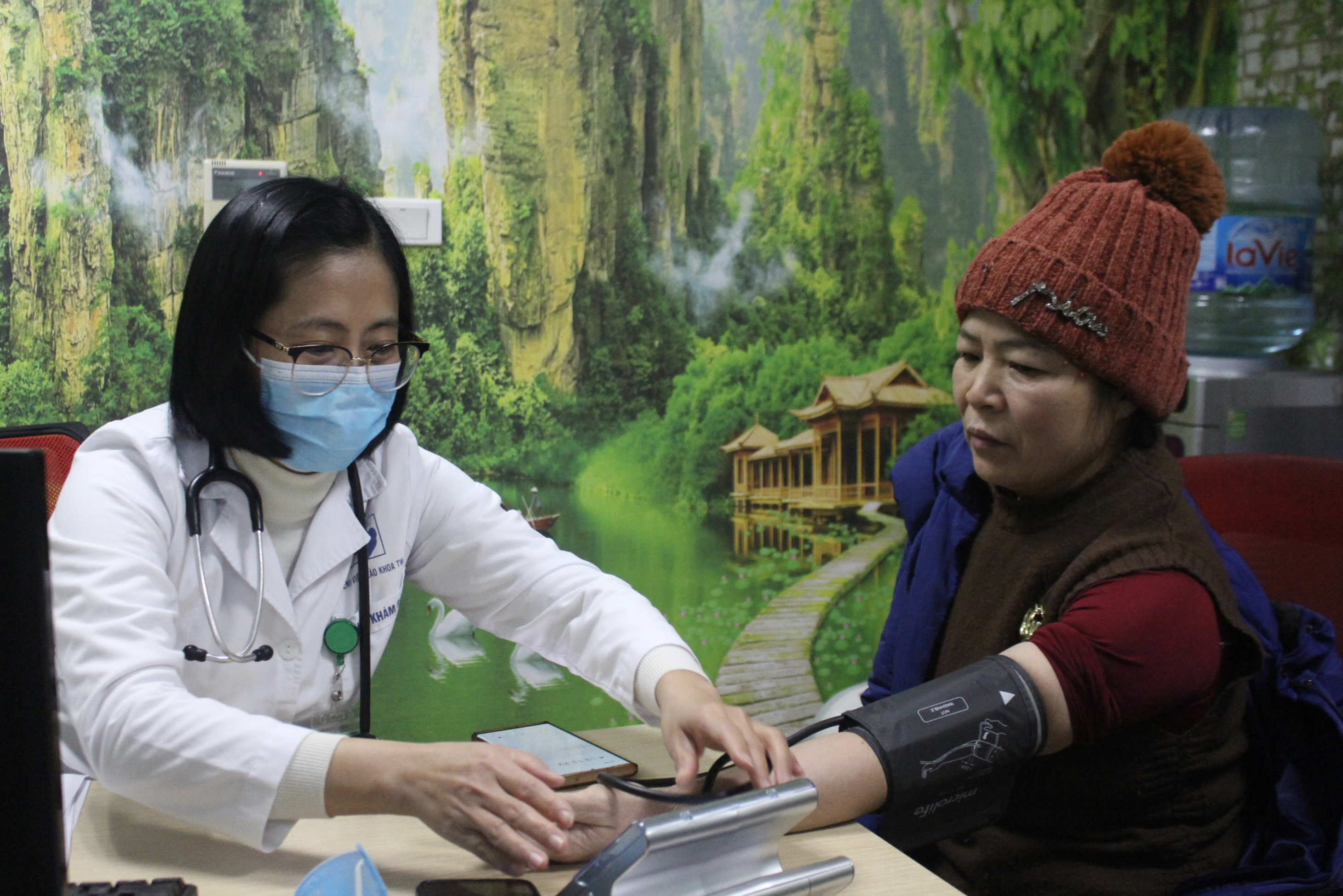 Dr Ha Thi Van at the National Geriatric Hospital in Hanoi checks a senior citizen’s health. Photo: Duong Lieu / Tuoi Tre