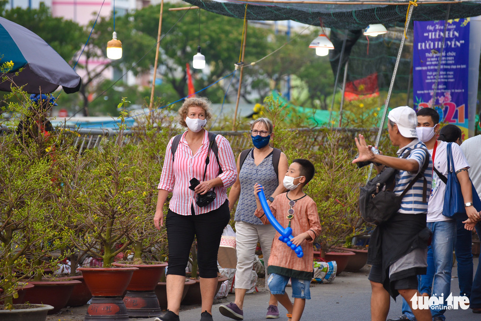 Foreigners visit the spring flower festival at Binh Dong Wharf along Tau Hu Canal in District 8, Ho Chi Minh City, February 6, 2021. Photo: Ngoc Phuong / Tuoi Tre