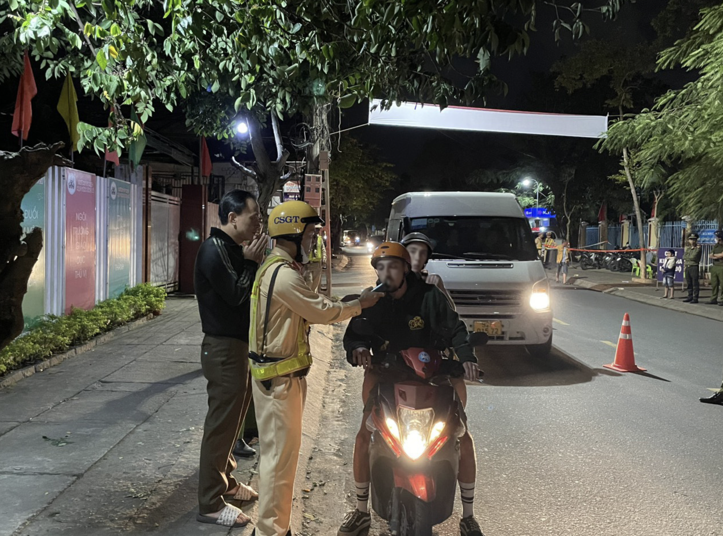 A foreigner undergoes a breath test in Hoi An City, Quang Nam Province, central Vietnam. Photo: Q.H. / Tuoi Tre