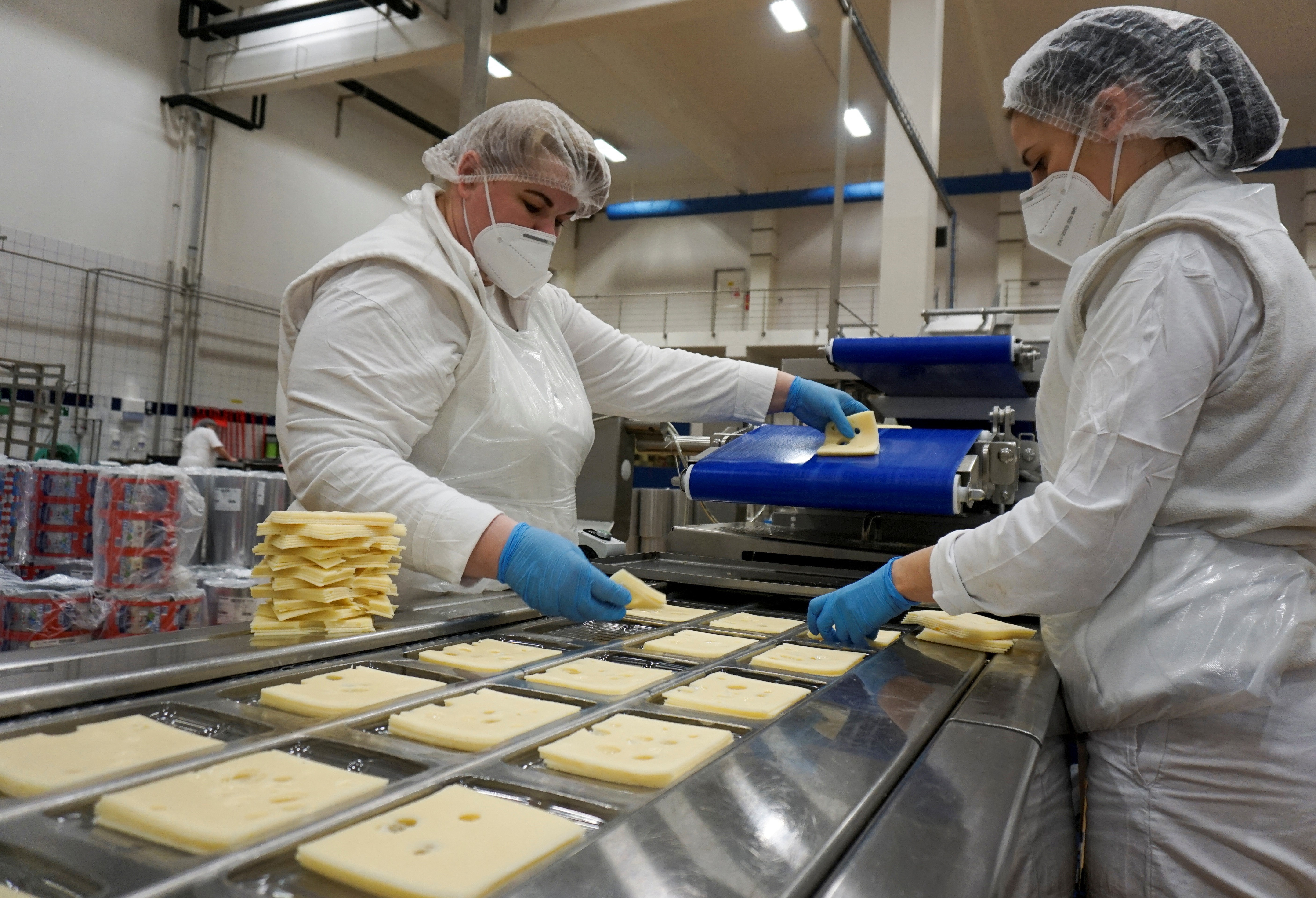 Employees work at Madeta dairy factory in the town of Plana nad Luznici, Czech Republic, January 24, 2022. Photo: Reuters