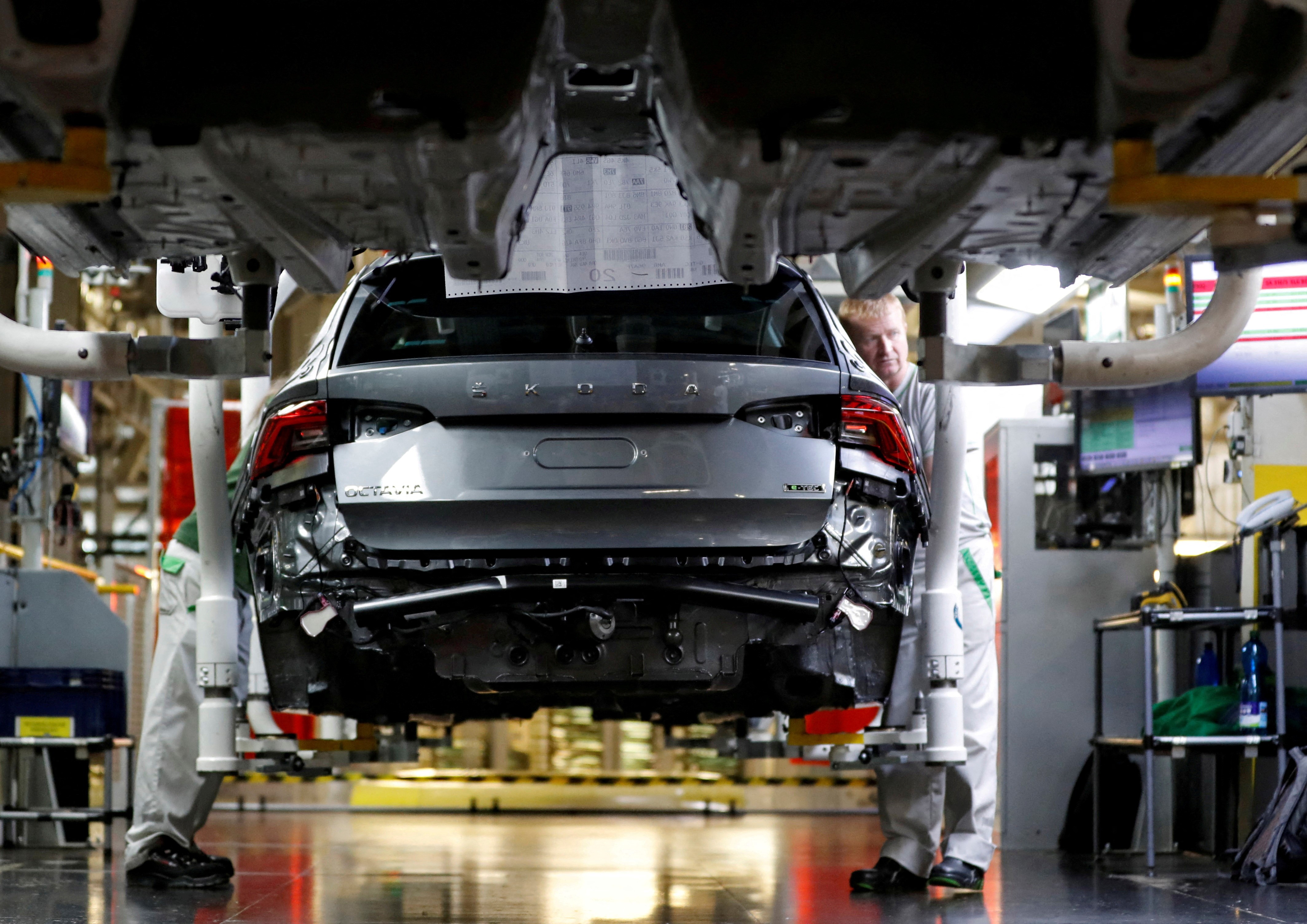 Employees work at the production line as Skoda Auto carmaker launches production of MEB battery systems in Mlada Boleslav, Czech Republic, May 17, 2022. Photo: Reuters