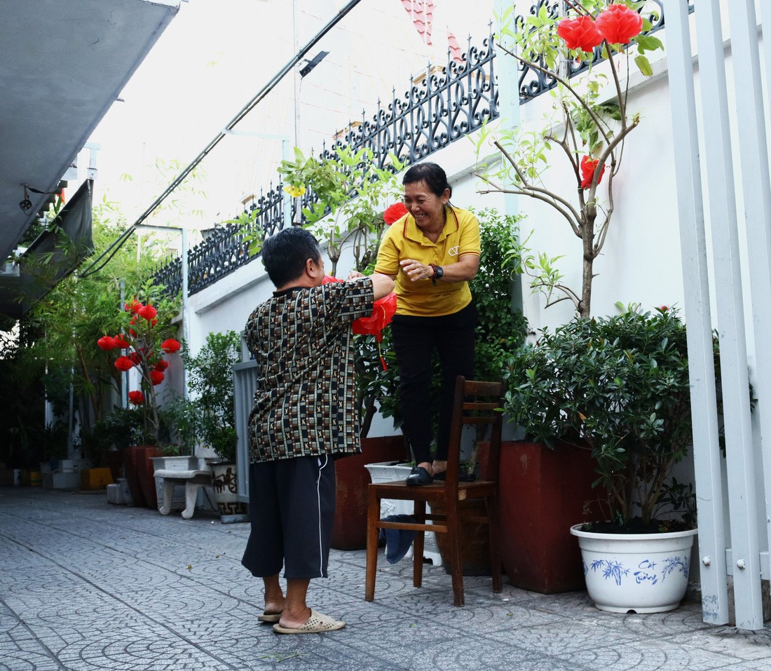 Residents in Ho Chi Minh City embellish their neighborhood and their houses to welcome a warm Tet. Photo: Tri Duc / Tuoi Tre
