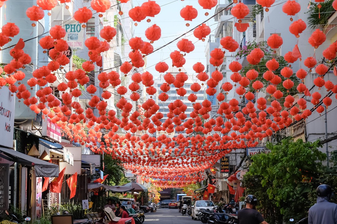 Thousands of red lanterns are hung high above in Alley 18A on Nguyen Thi Minh Khai Street in District 1, Ho Chi Minh City. Photo: Phuong Nhi / Tuoi Tre