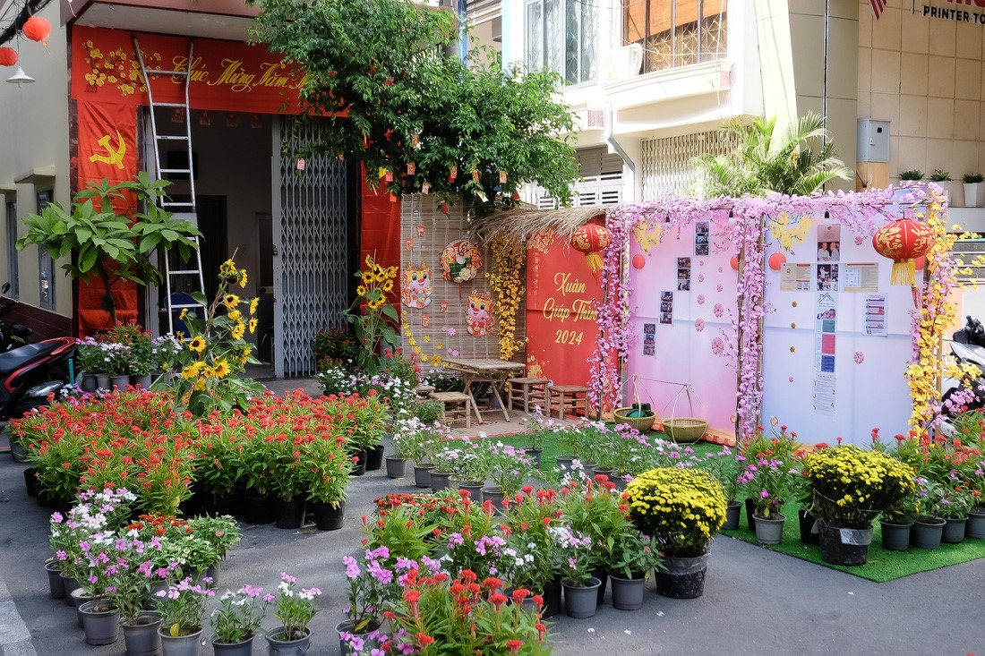 A corner of Alley 18A on Nguyen Thi Minh Khai Street in District 1, Ho Chi Minh City is decorated with many flower pots. Photo: Phuong Nhi / Tuoi Tre