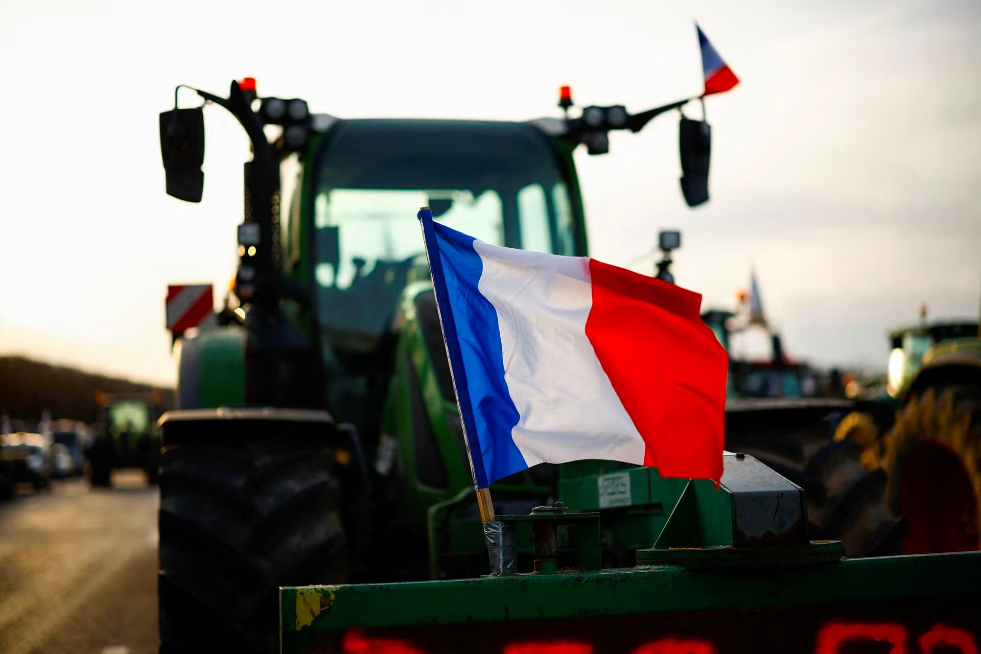 French farmers block a highway with their tractors during a protest over price pressures, taxes and green regulation, grievances shared by farmers across Europe, in Longvilliers, near Paris, France, January 29. Photo: Reuters