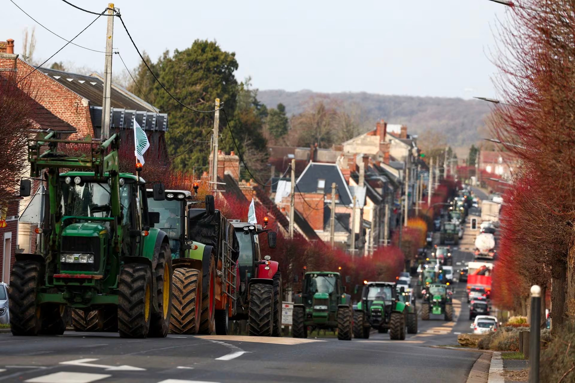 Tractors queue as French farmers try to reach Paris during a protest over price pressures, taxes and green regulation, grievances shared by farmers across Europe, in Noailles, France, January 29. Photo: Reuters
