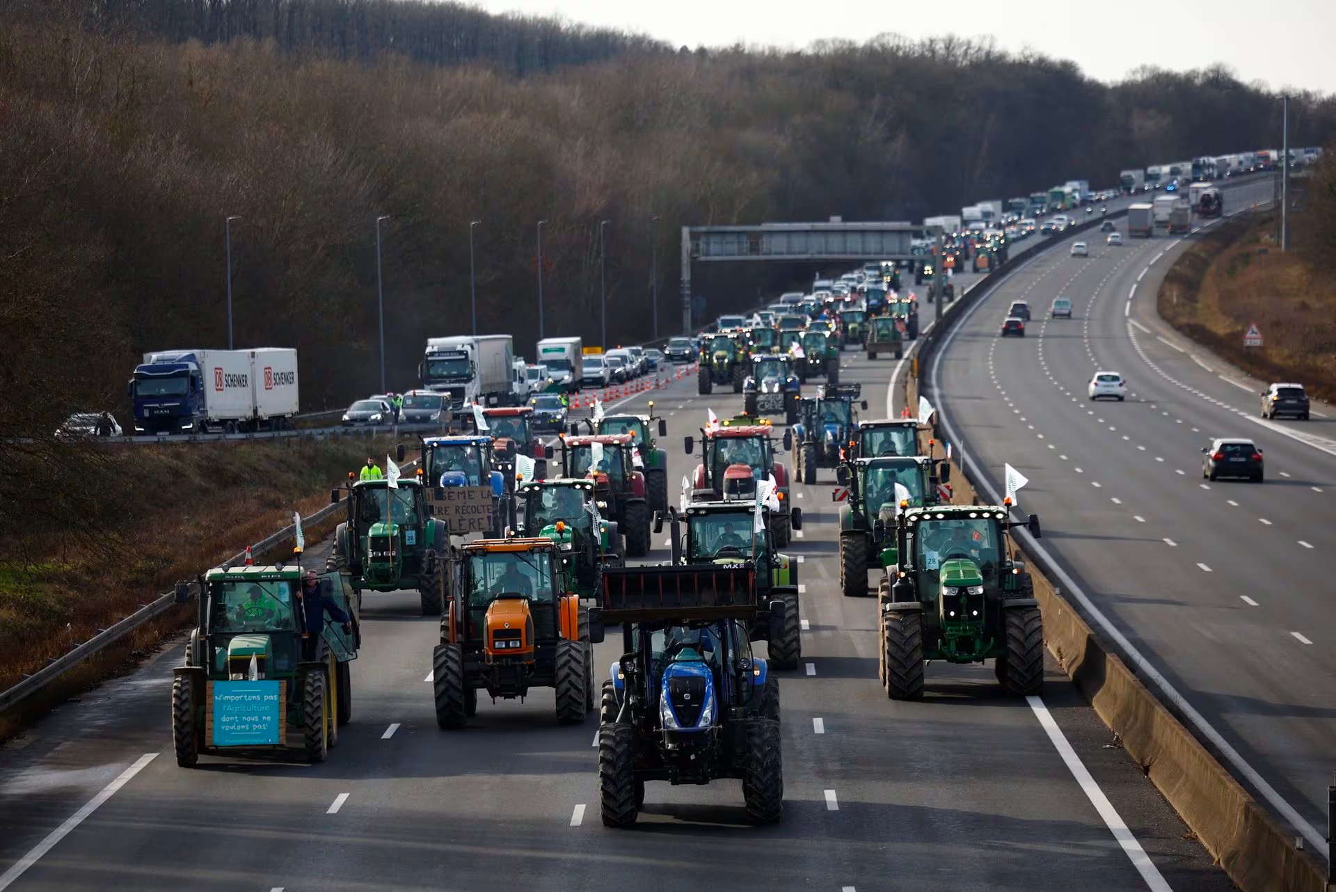 French farmers drive their tractors on a highway as they protest over price pressures, taxes and green regulation, grievances shared by farmers across Europe, in Longvilliers, near Paris, France, January 29. Photo: Reuters