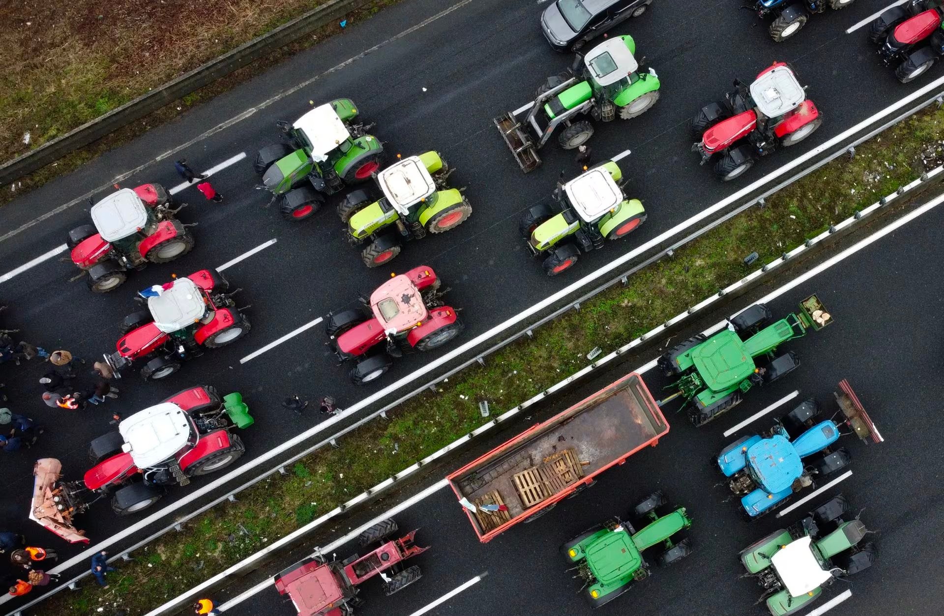 French farmers use their tractors to block the A1 highway near a highway toll station as they protest over price pressures, taxes and green regulation, grievances shared by farmers across Europe, in Chamant, near Paris, France, January 26. Photo: Reuters