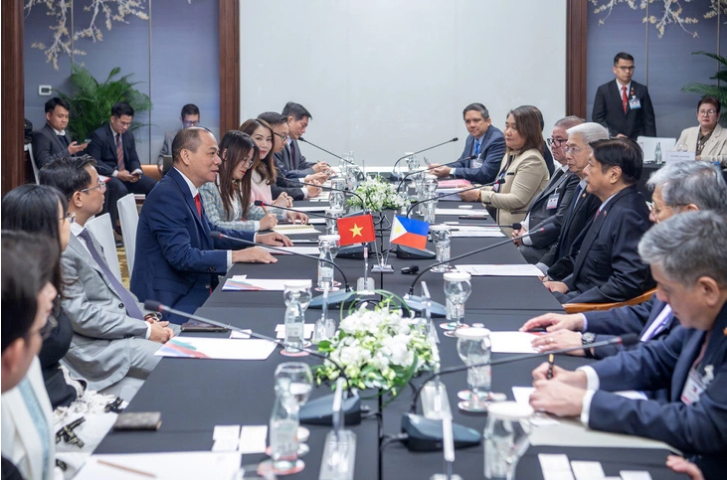 Vingroup chairman Pham Nhat Vuong presents Vingroup’s plans to invest in the Philippine market at a meeting with Philippine President Ferdinand Romualdez Marcos Jr. in Hanoi on January 29, 2024. Photo: D.H. / Tuoi Tre