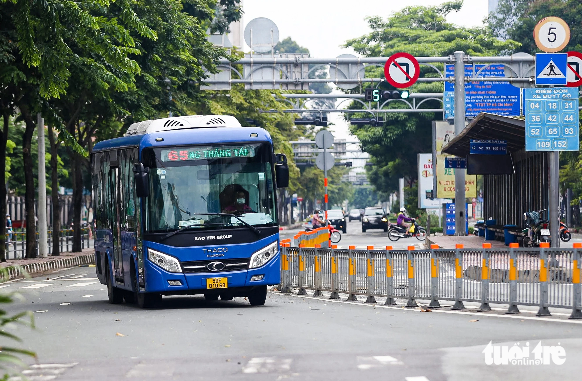 A No. 65 bus traverses Ham Nghi Street from Ton Duc Thang Street to Ben Thanh Market in District 1, Ho Chi Minh City. Photo: Chau Tuan / Tuoi Tre