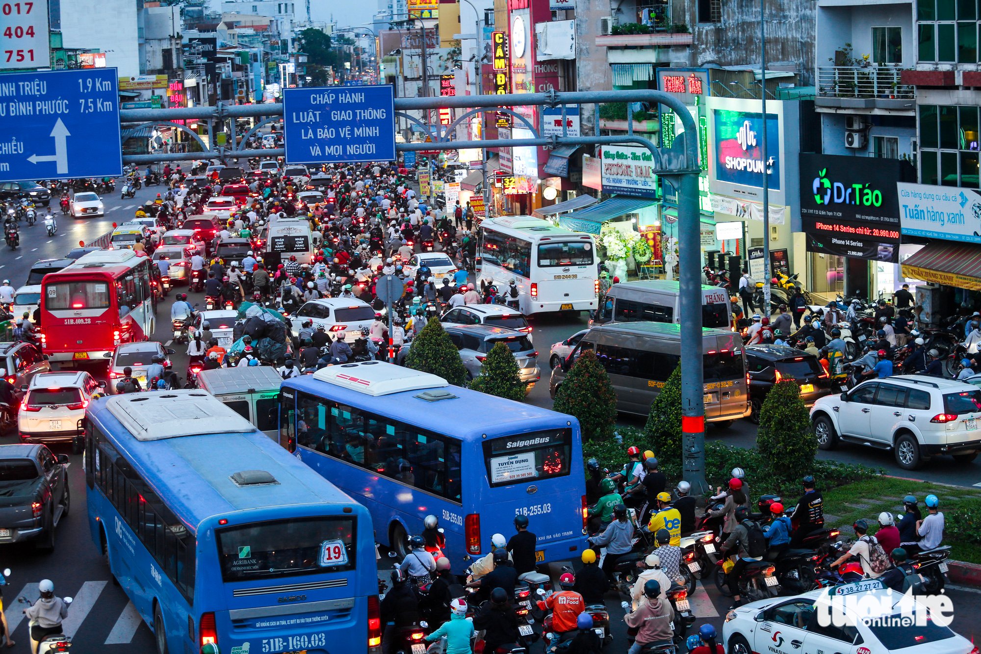 Buses commute during rush hours at the Hang Xanh Intersection in Binh Thanh District, Ho Chi Minh City. Photo: Chau Tuan / Tuoi Tre
