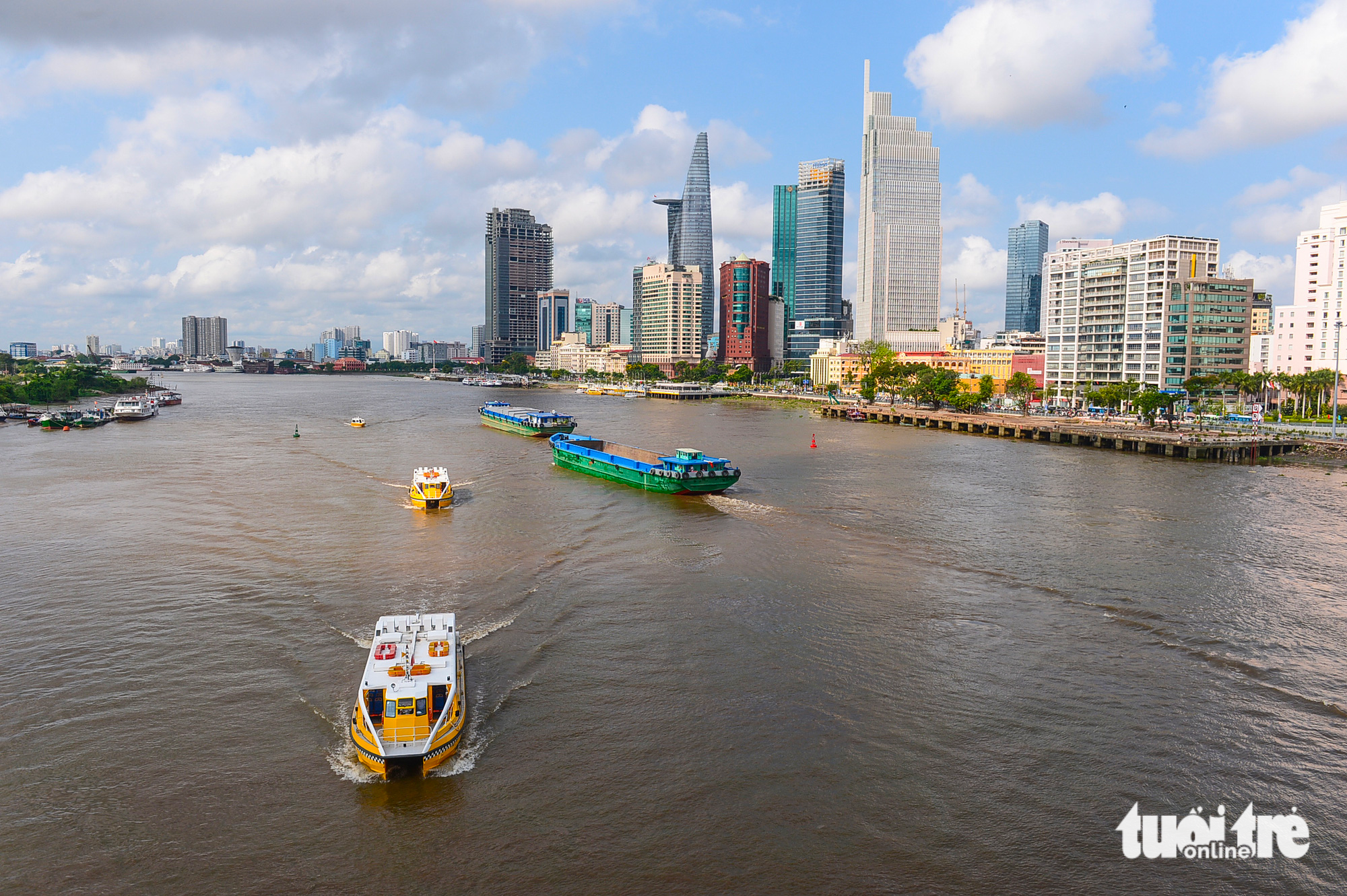 Water buses travel near the Ba Son Bridge connecting District 1 and Thu Duc City in Ho Chi Minh City. Photo: Quang Dinh / Tuoi Tre