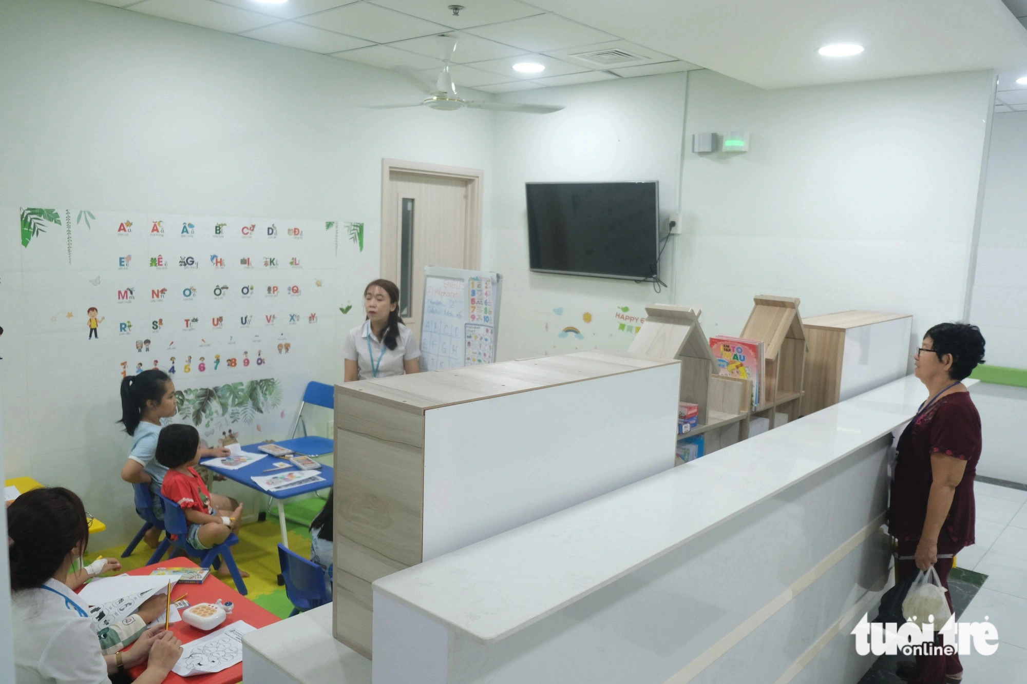 Quynh Trang (R), a resident of District 10, Ho Chi Minh City, observes her grandchild learning in the ‘happy class’ opened at Children’s Hospital 1 in the city. Photo: Ngoc Phuong / Tuoi Tre