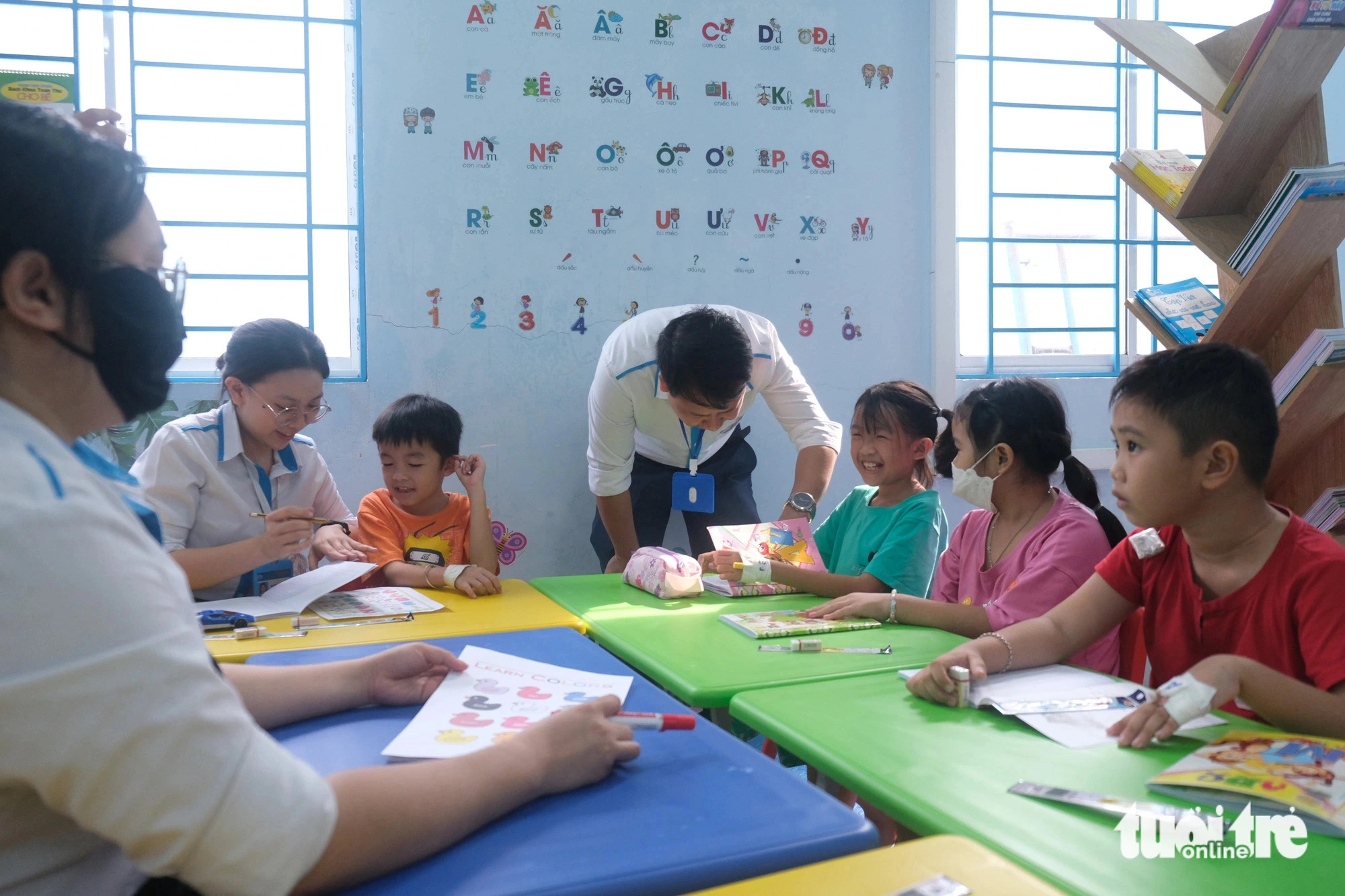 Child patients look happy when attending a ‘happy class’ at the hospital. Photo: Ngoc Phuong / Tuoi Tre