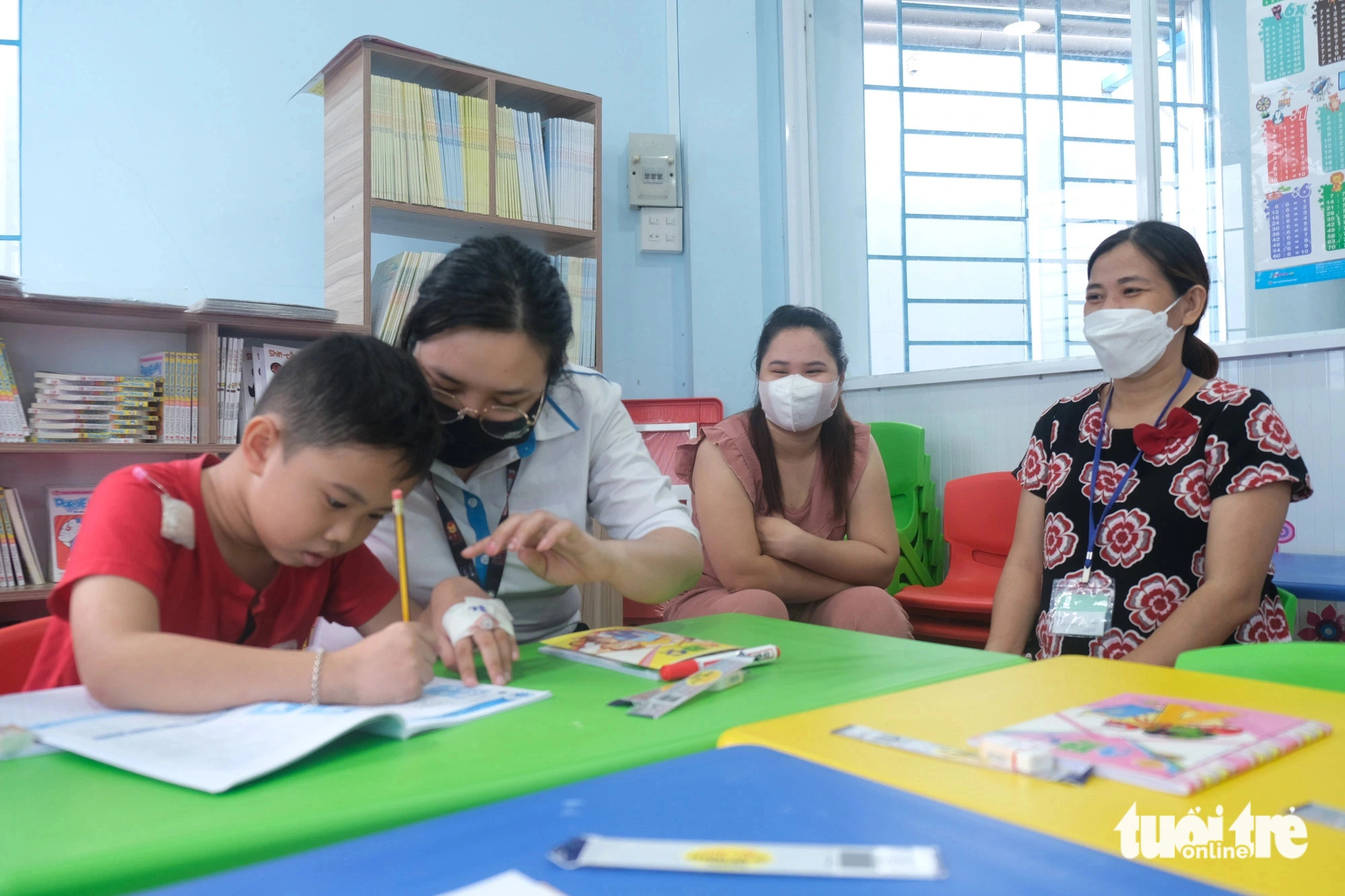 Both teachers and parents said they felt happy seeing the kids enjoy themselves in the class. Photo: Ngoc Phuong / Tuoi Tre