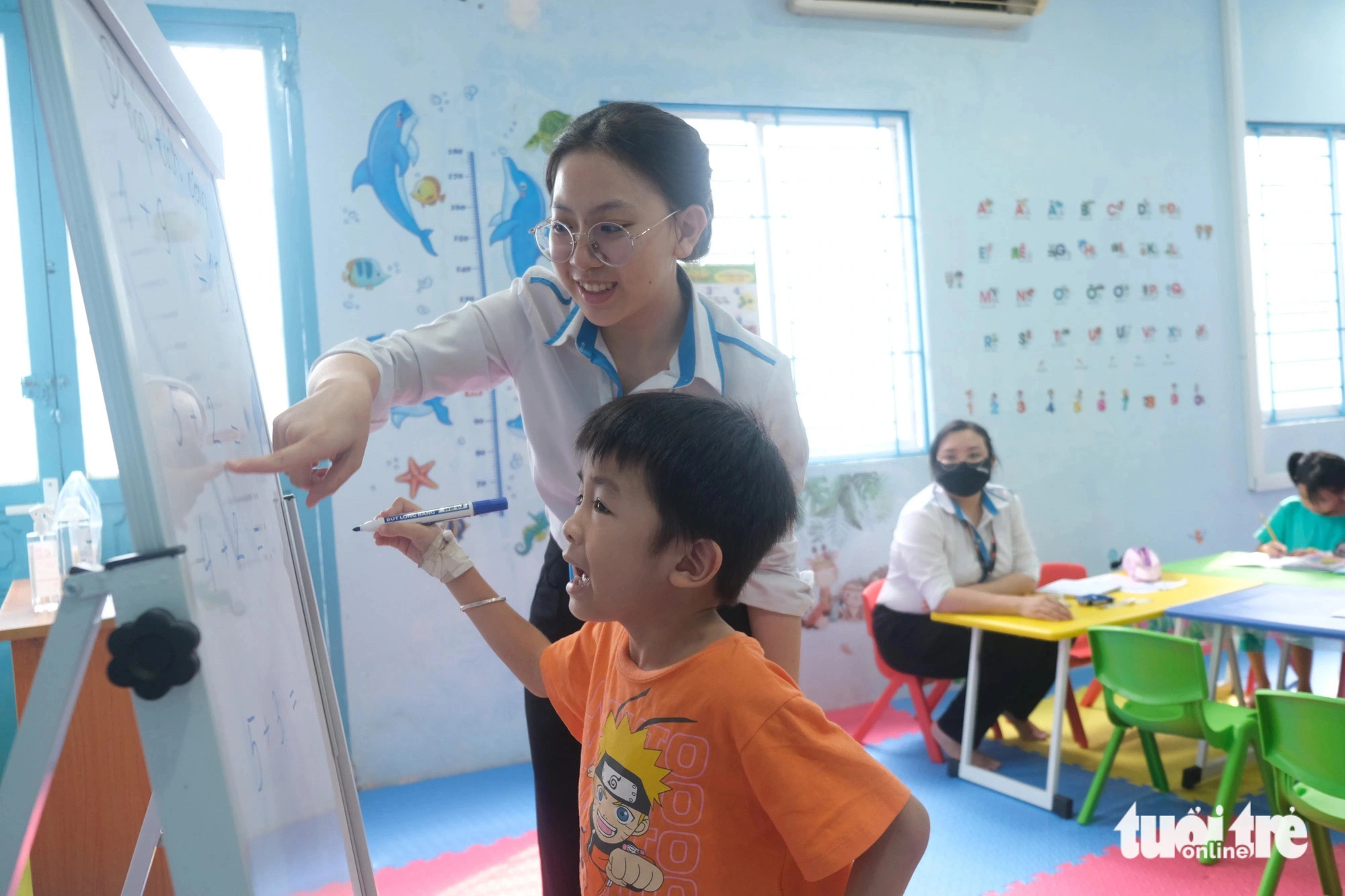 Teachers in charge of the classes are employees of the hospital’s department of social affairs. Photo: Ngoc Phuong / Tuoi Tre