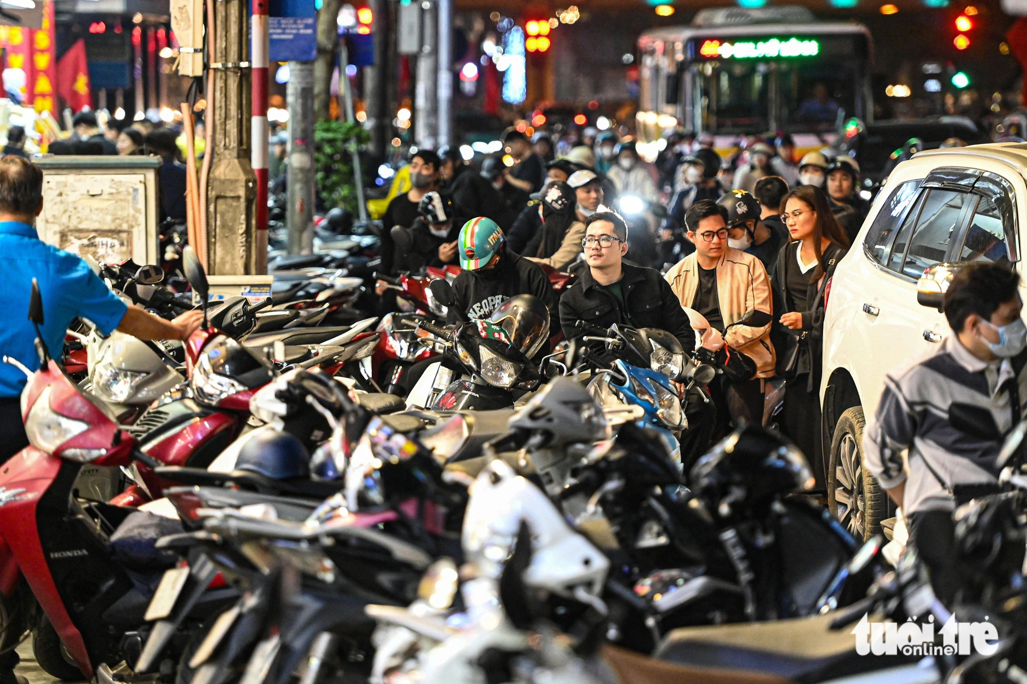 Crowds flock Hanoi streets amid Tet shopping spree