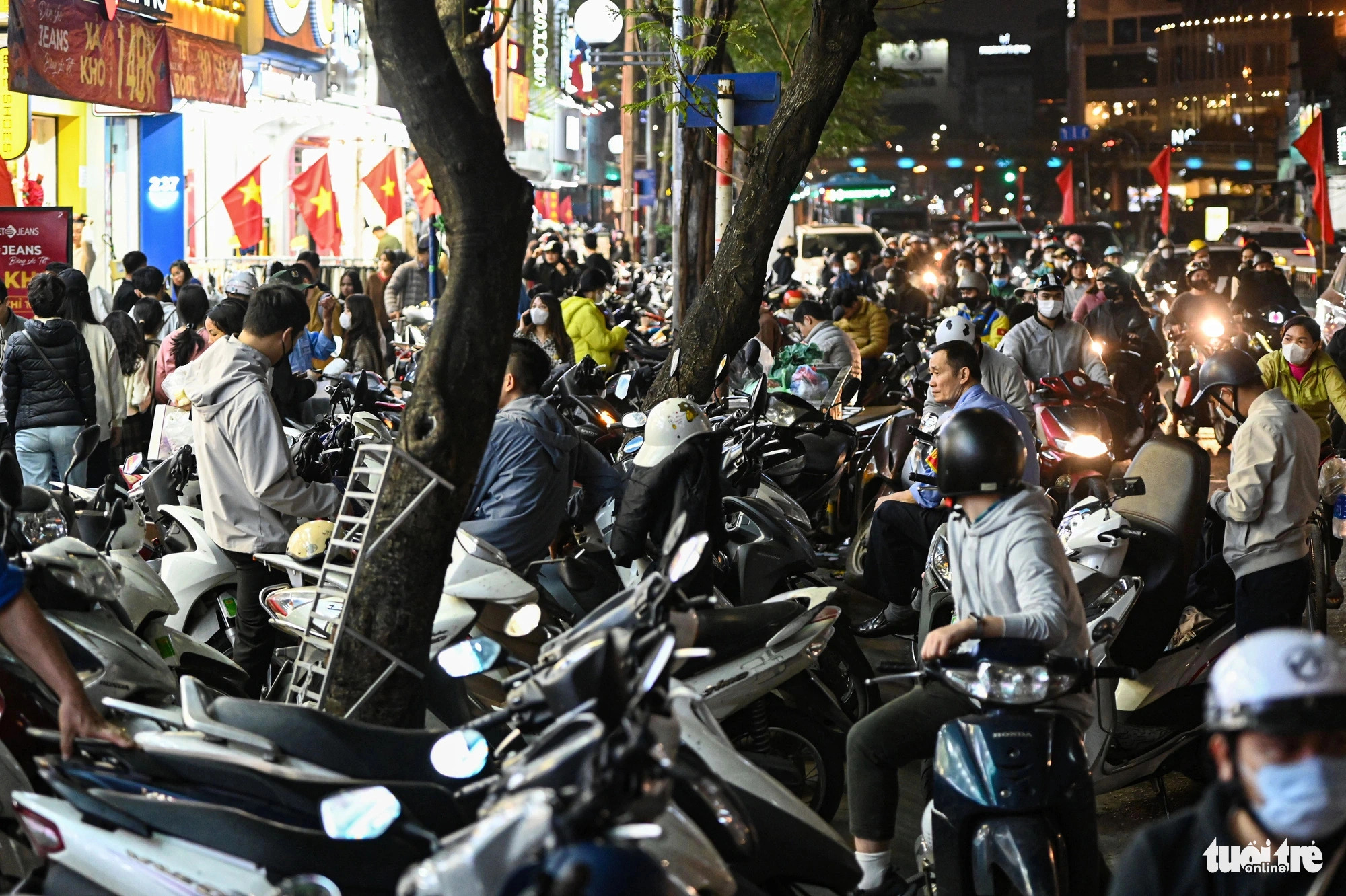 Due to a huge number of shoppers, their vehicles are parked even on the roadside on Chua Boc Street in Hanoi. Photo: Hong Quang / Tuoi Tre