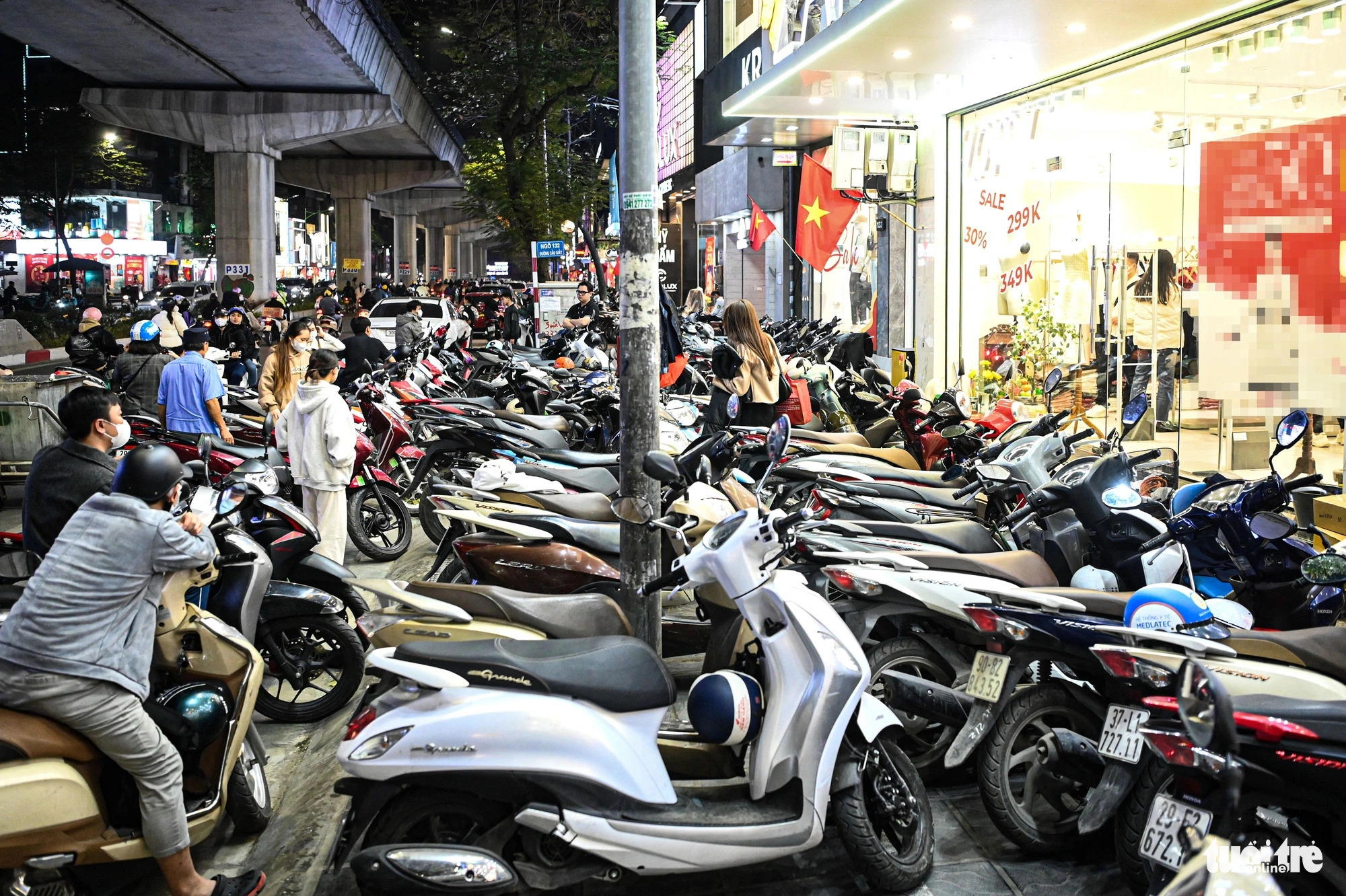 Both the sidewalks and roadsides on Cau Giay Street in Hanoi are full of vehicles amid the Tet shopping season. Photo: Hong Quang / Tuoi Tre