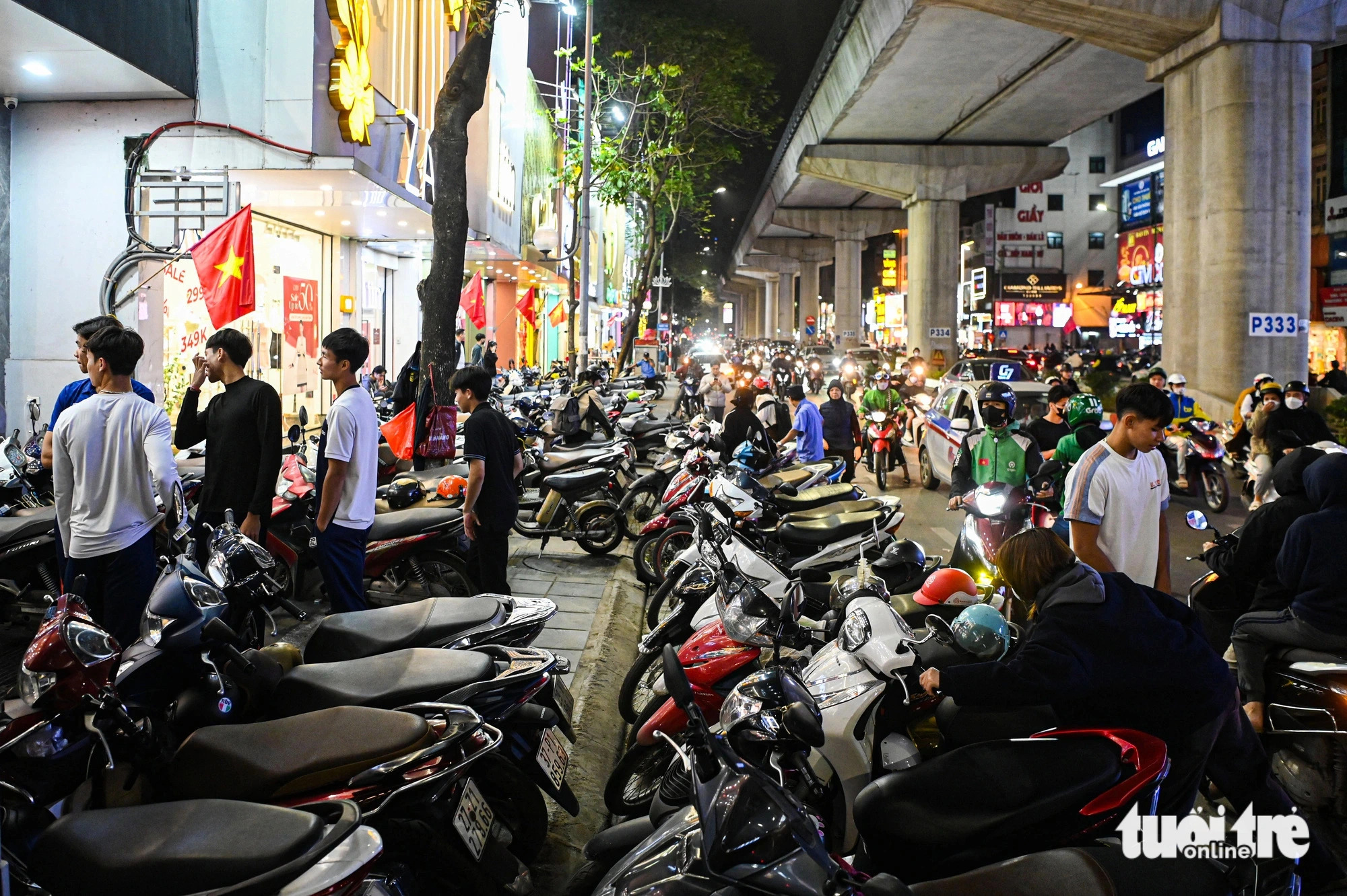 Both the sidewalks and roadsides on Cau Giay Street in Hanoi are full of vehicles amid the Tet shopping season. Photo: Hong Quang / Tuoi Tre