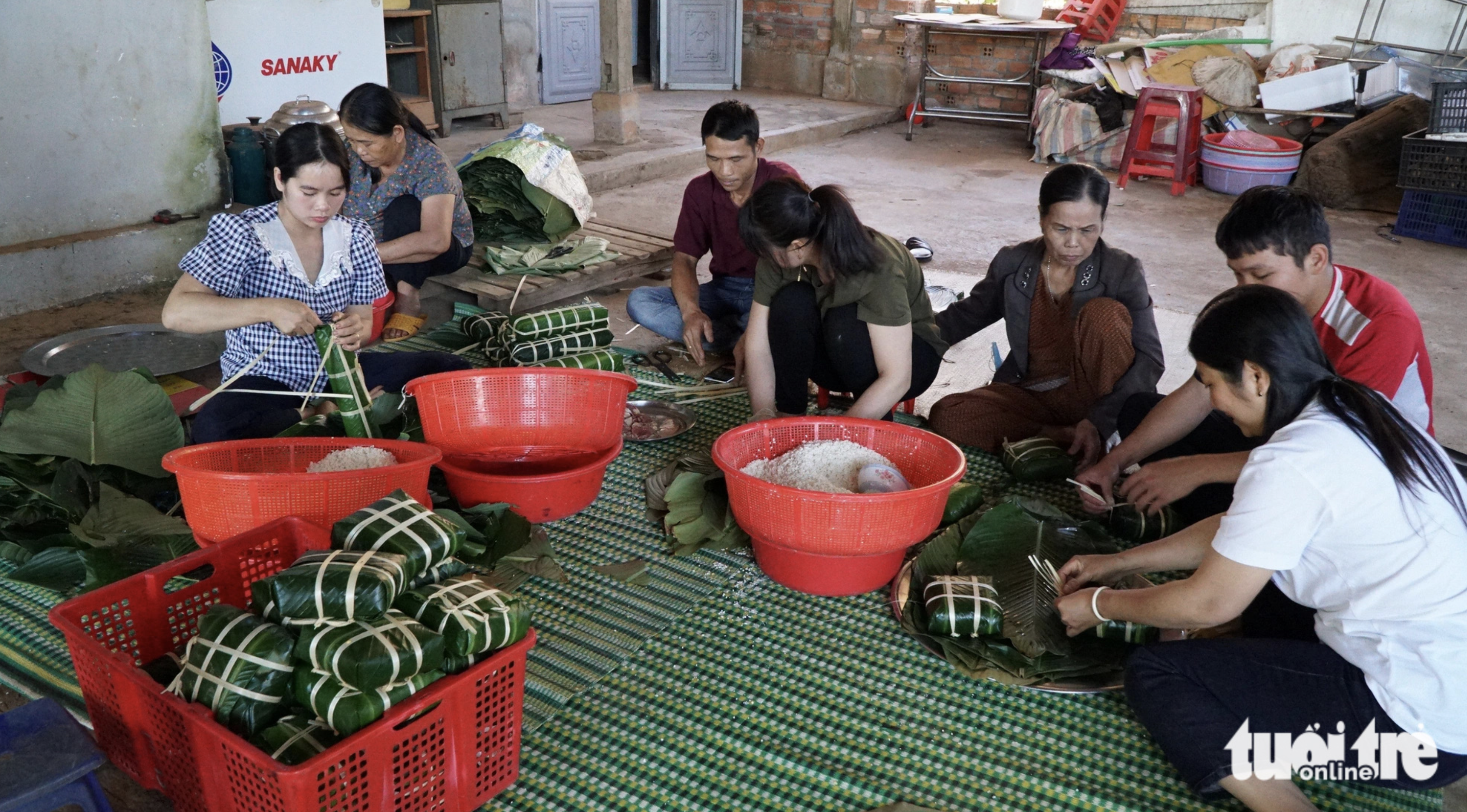 Vietnamese family makes 15,000 ‘banh chung’ for Tet celebrations