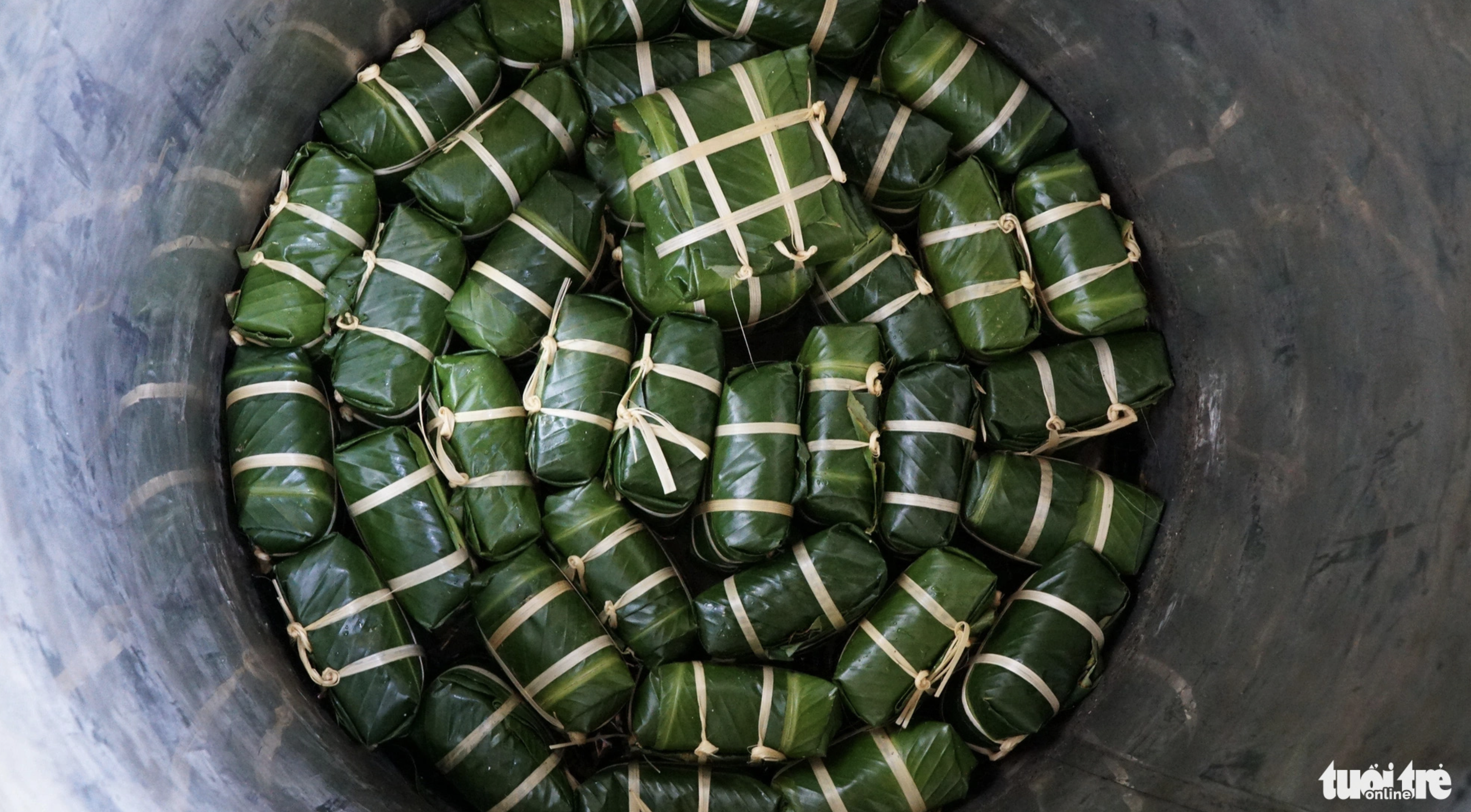 Banh chung is arranged inside a pot for cooking. Photo: Tuoi Tre