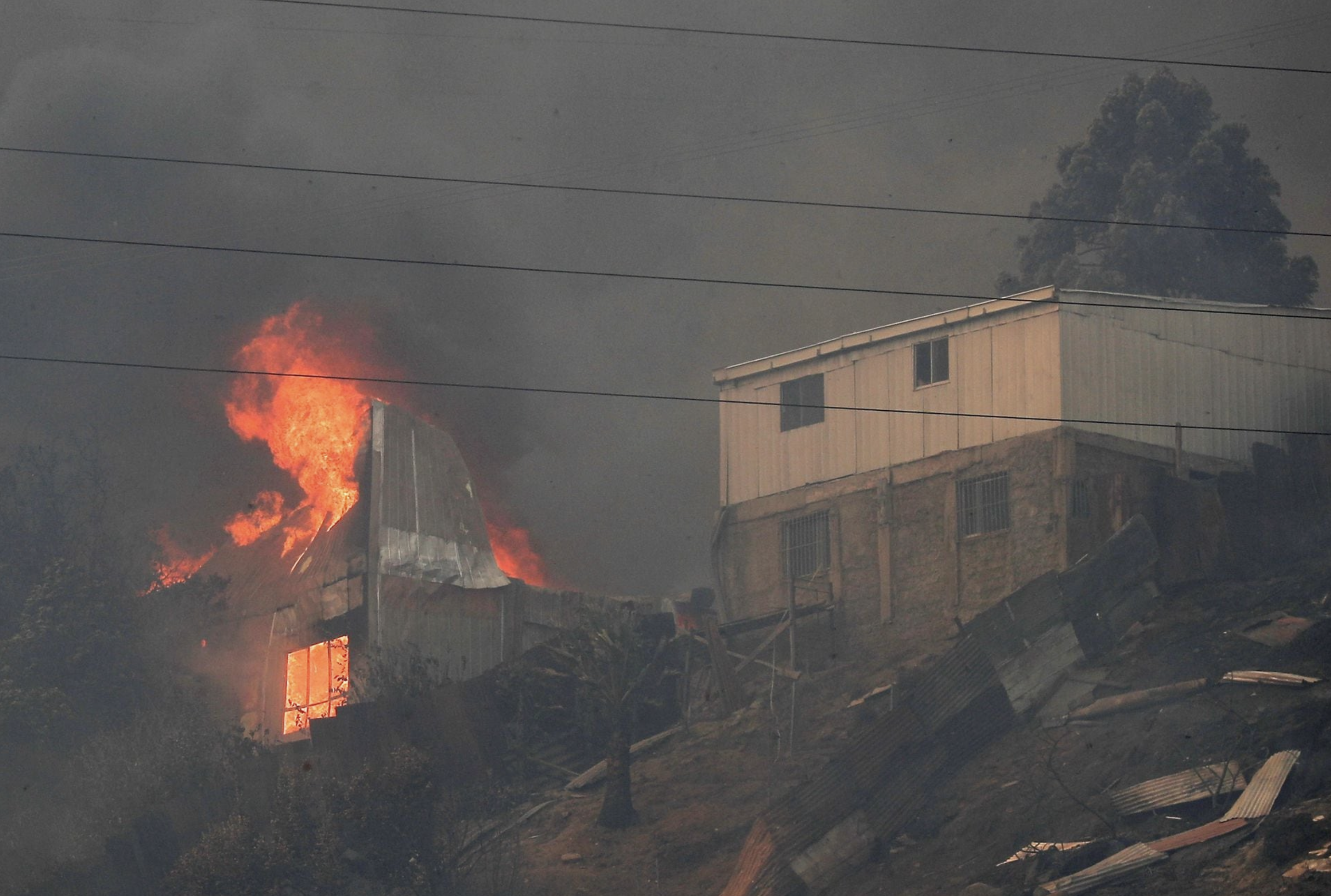 A house burns amid the spread of wildfires in Vina del Mar, Chile February 3, 2024. Photo: Reuters