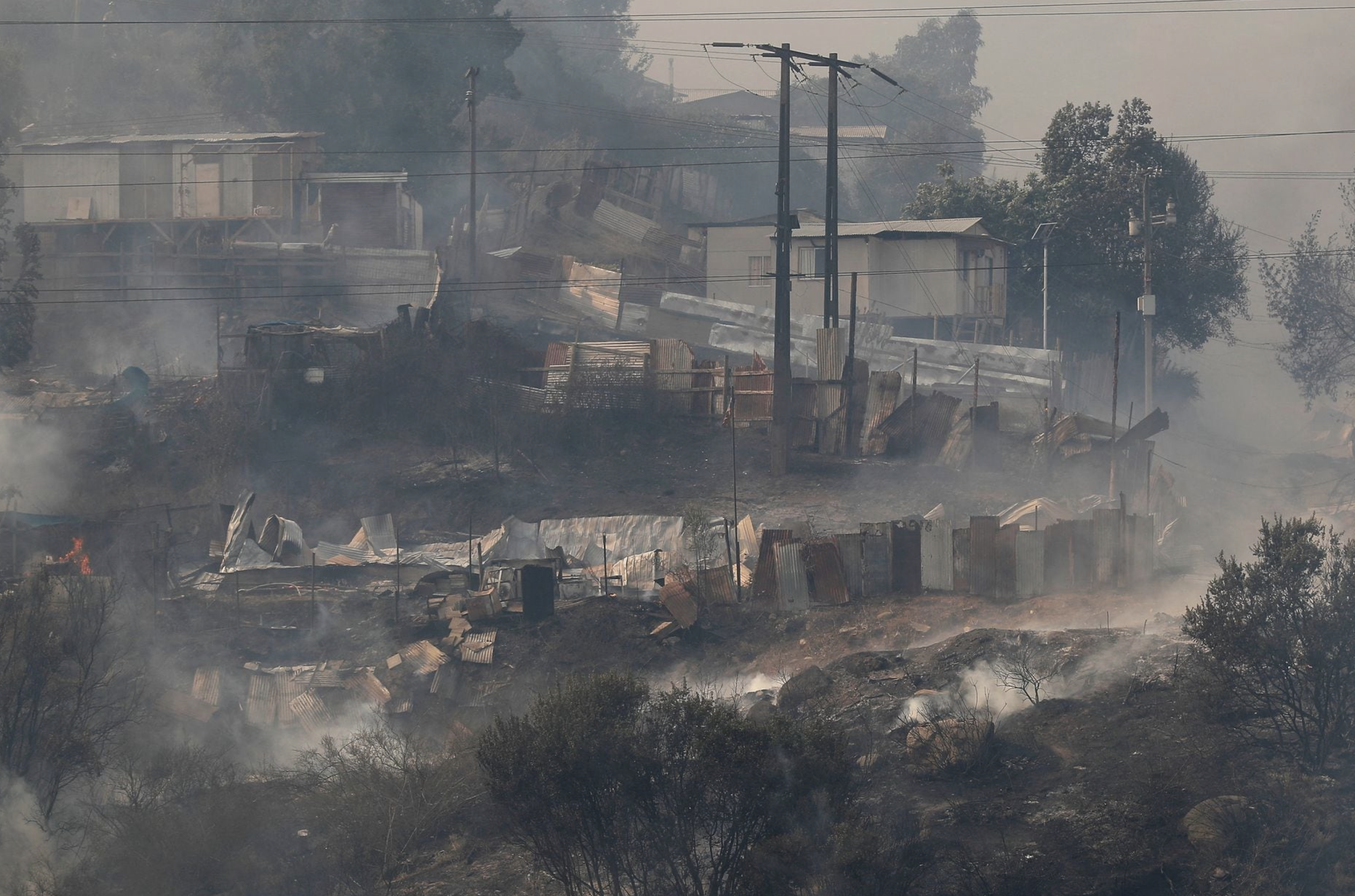 Smoke rises amid the spread of wildfires in Vina del Mar, Chile February 3, 2024. Photo: Reuters