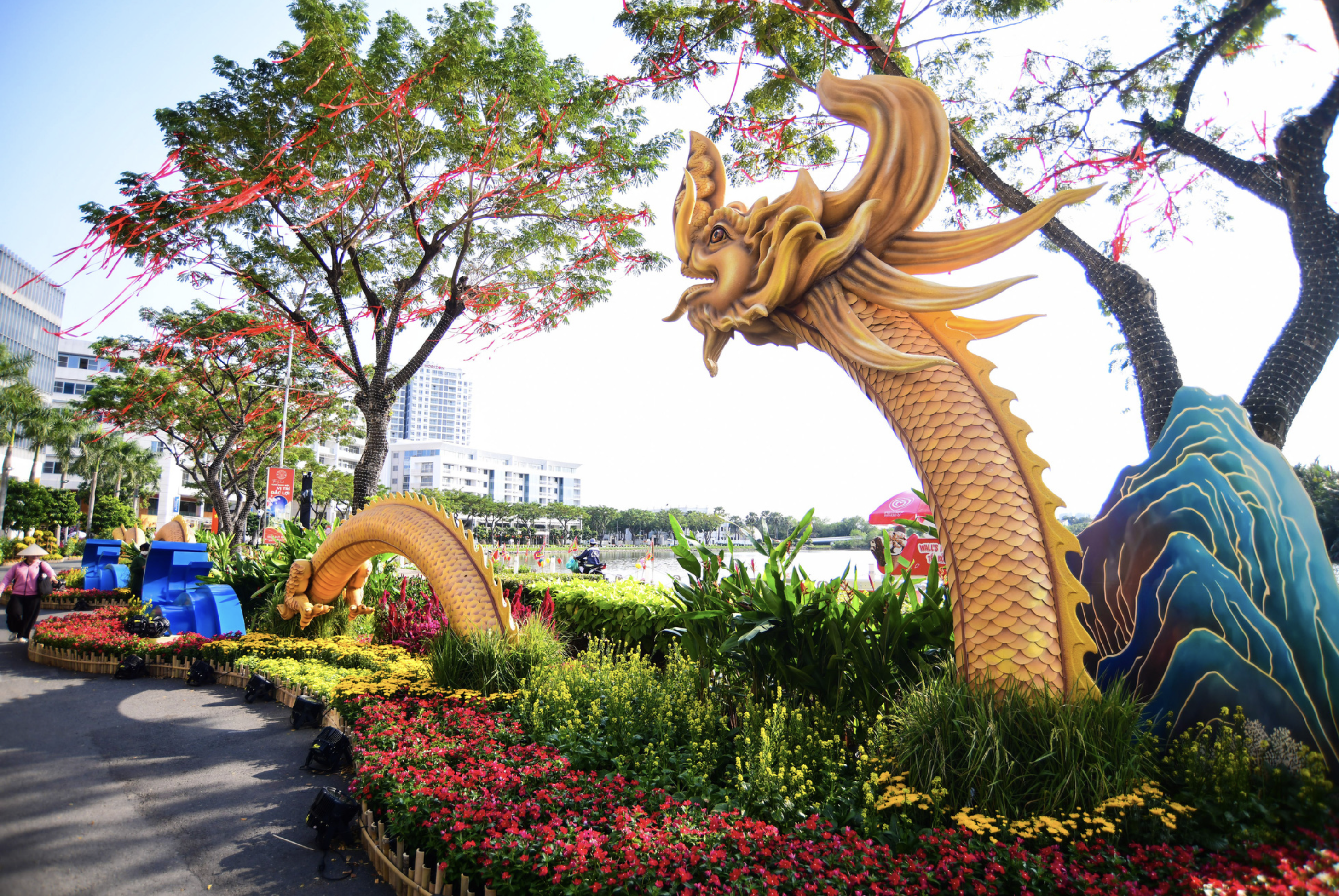 Phu My Hung Flower Street, which opened to the public in Ho Chi Minh City on February 3, 2024, is decorated with a dragon-themed miniature. Photo: Quang Dinh / Tuoi Tre