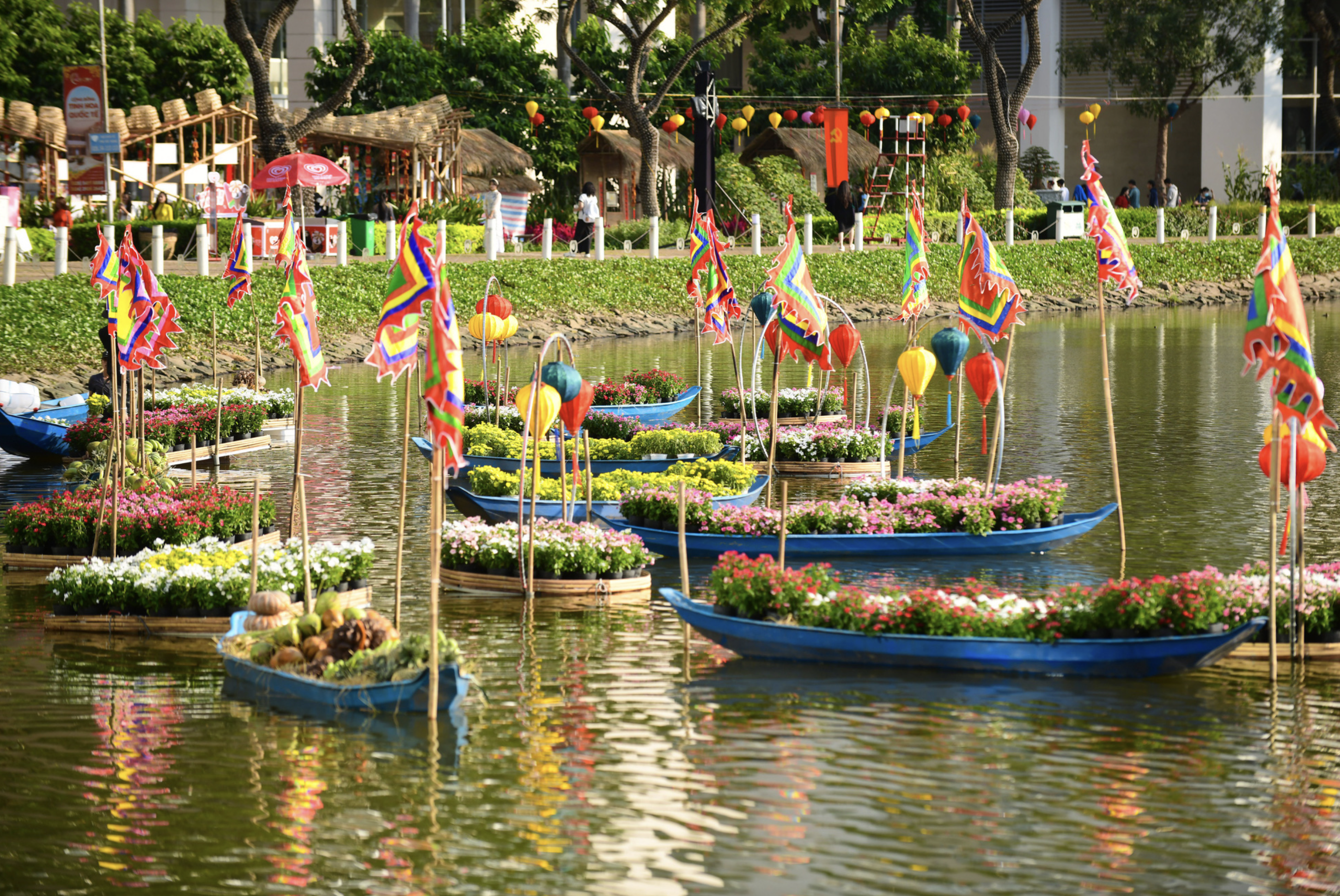 Flower boats are among the highlights of Phu My Hung Flower Street in District 7, Ho Chi Minh City. Photo: Quang Dinh / Tuoi Tre