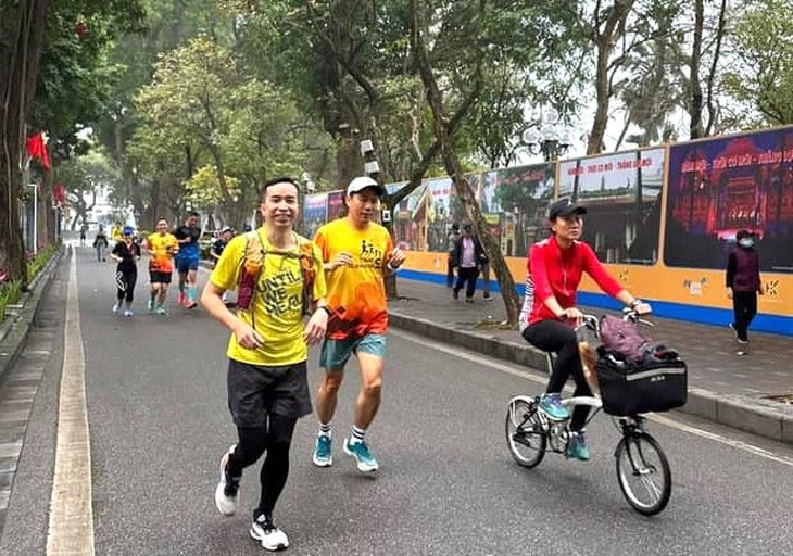 Nguyen Ngoc Tien (L) during his running journey to create the picture of the dragon. Photo: Supplied