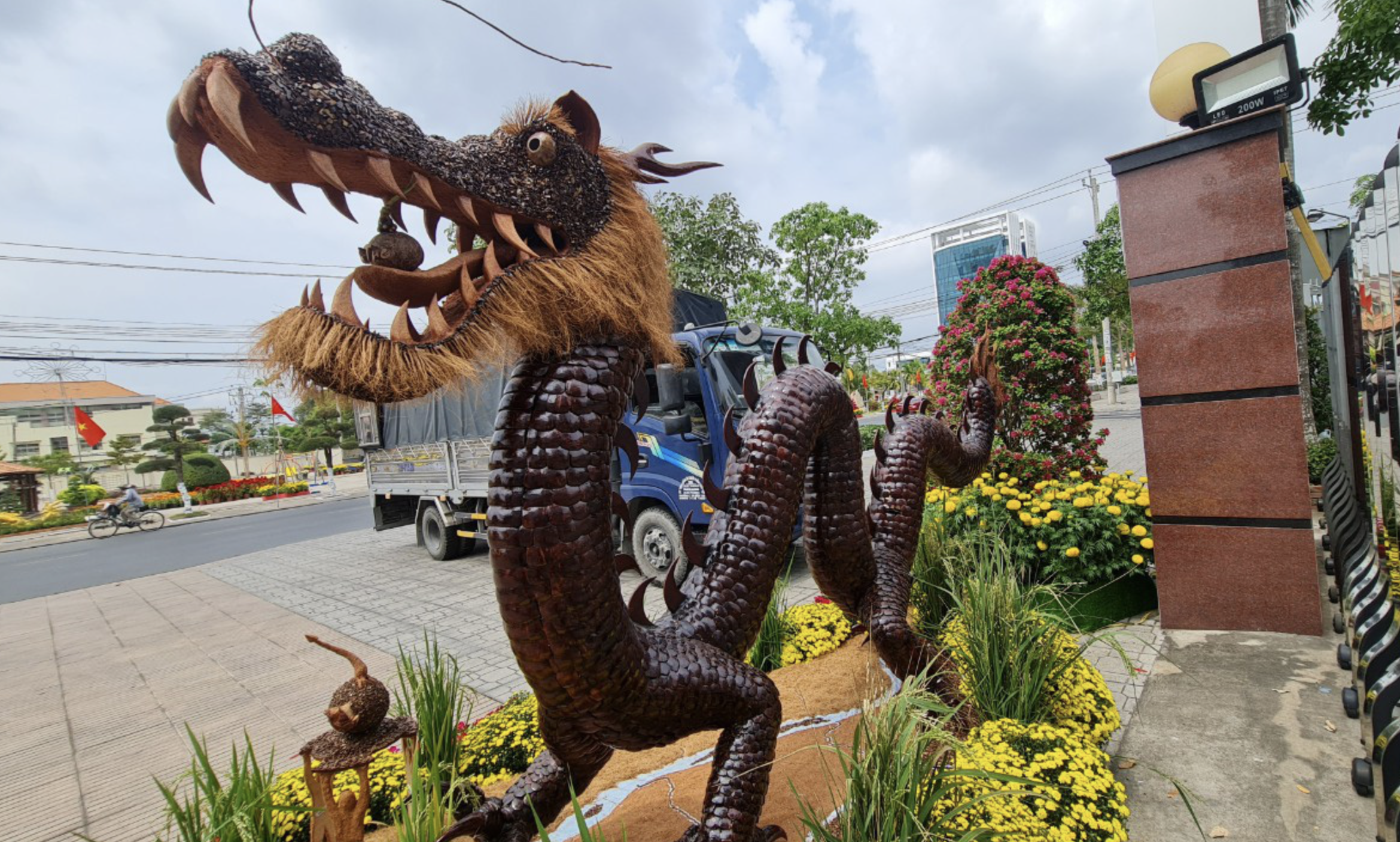 Coconut shell dragon sculpture draws public attention in southern Vietnam