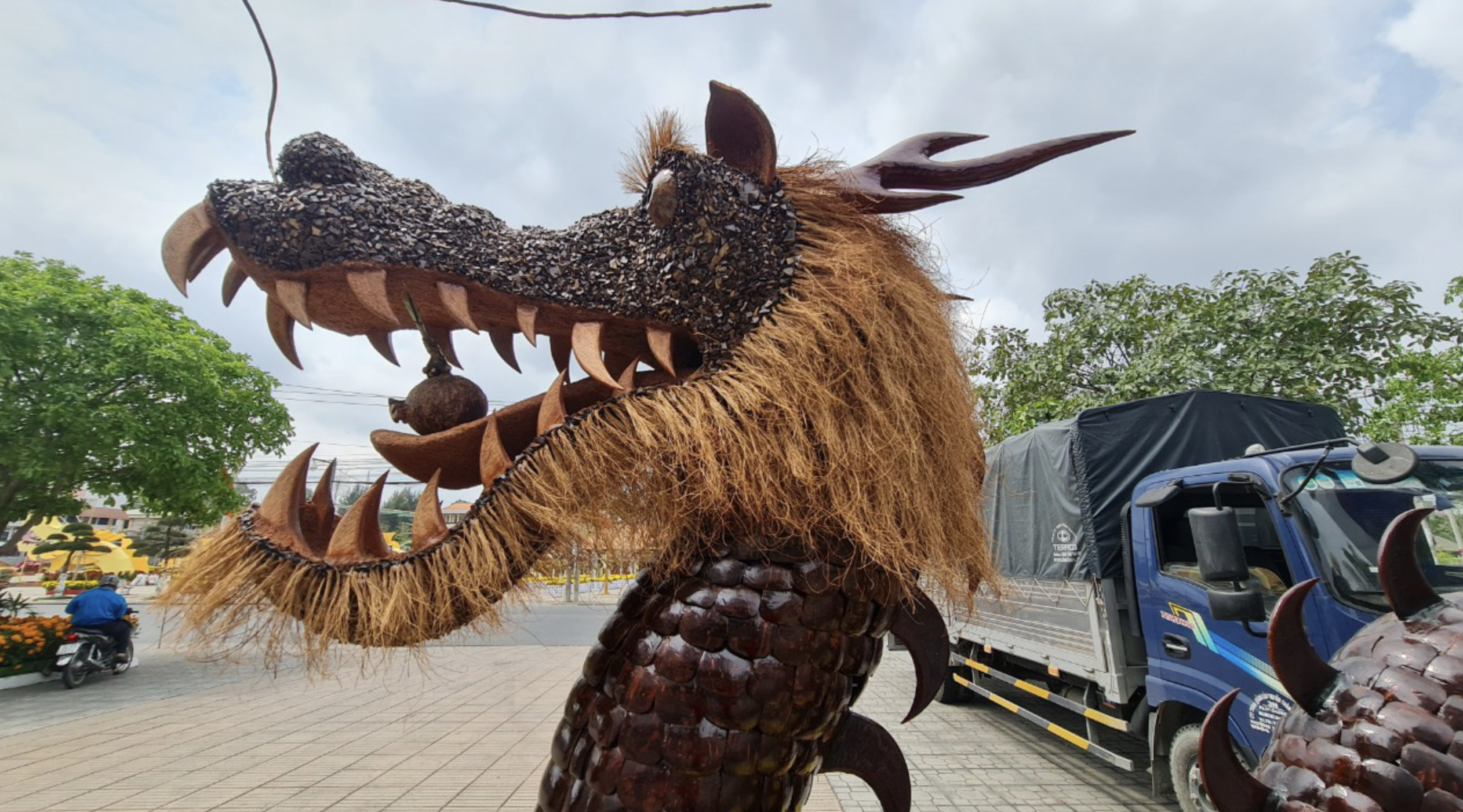 The head of the dragon mascot in Ben Tre Province, southern Vietnam, was made from coconut coir, wood and shells. Photo: Tuoi Tre