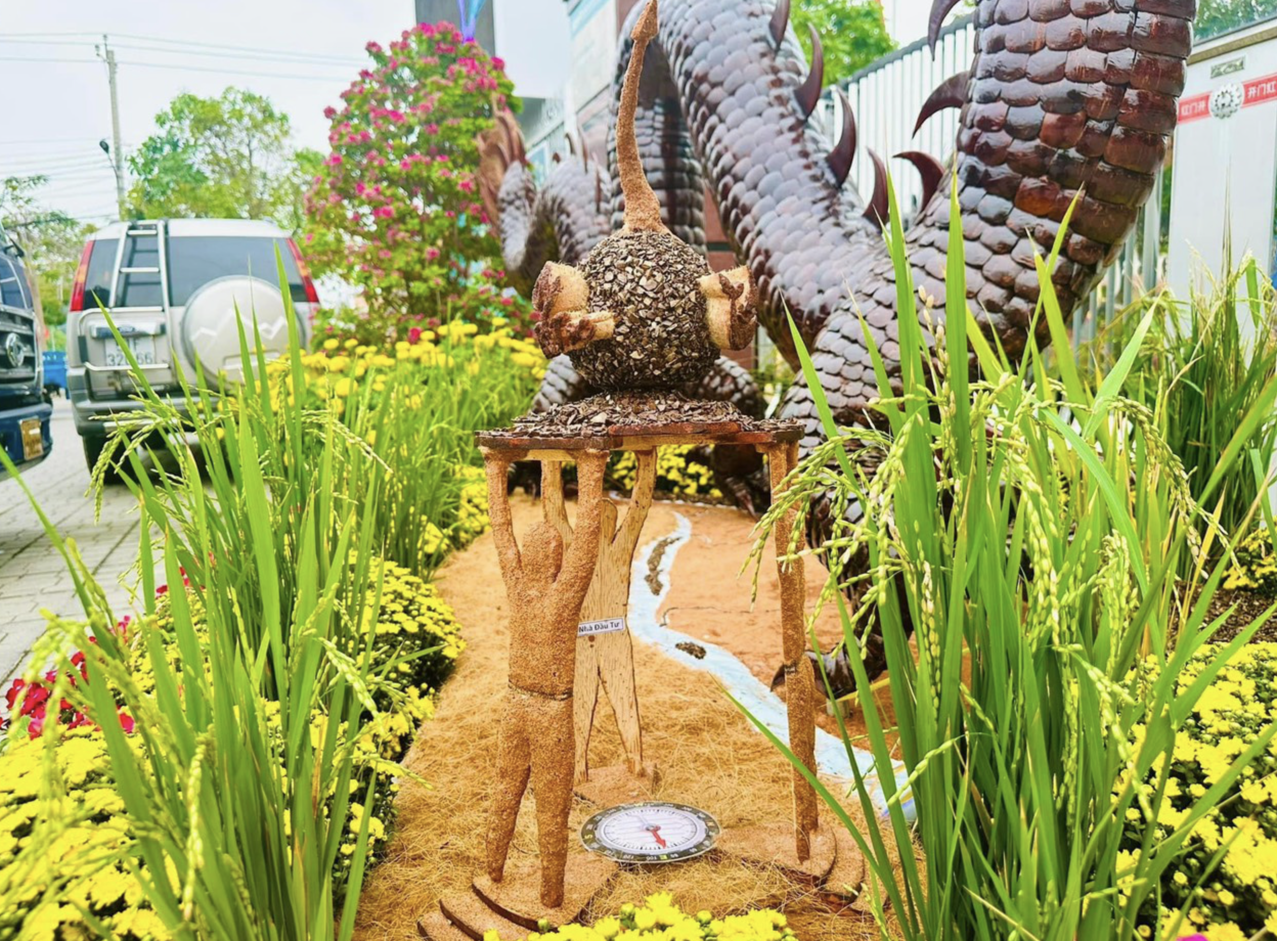 Rice plants, chrysanthemum and coconut flowers were used to decorate the location where a dragon mascot was placed in front of the headquarters of the BIDV branch on Dong Khoi Avenue in Ben Tre Province, southern Vietnam. Photo: Tuoi Tre